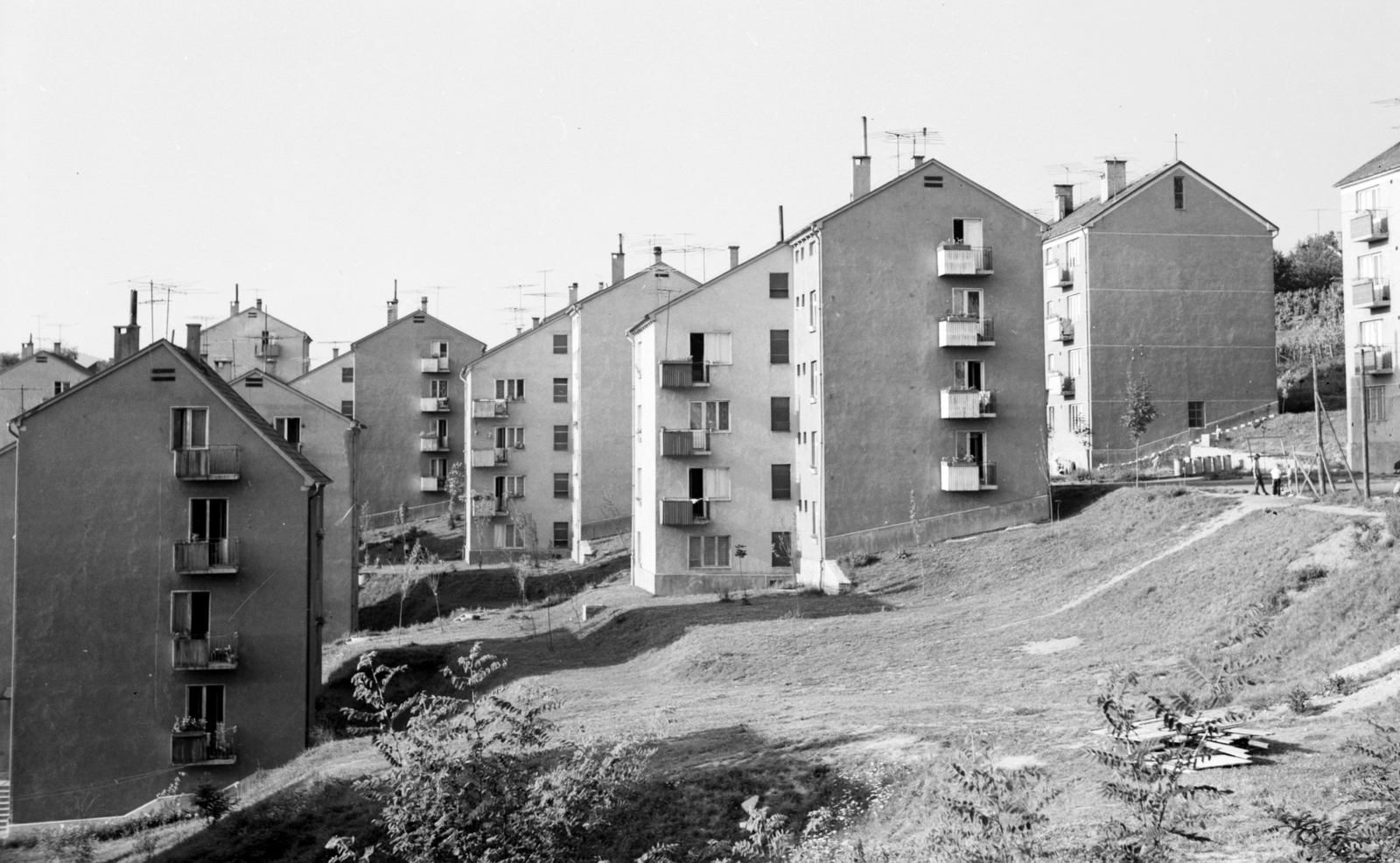 Hungary, Salgótarján, balra a Meredek utca, jobbra Munkácsy utca házai a Szerpentin utcai lépcső felől., 1966, Építésügyi Dokumentációs és Információs Központ, VÁTI, blocks, Fortepan #30927