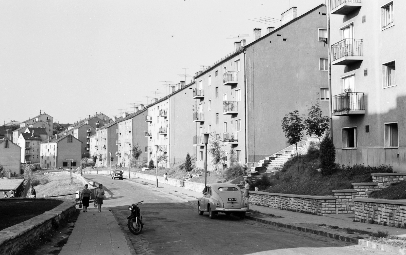 Magyarország, Salgótarján, Szerpentin út, balra a Papberek utca., 1966, Építésügyi Dokumentációs és Információs Központ, VÁTI, motorkerékpár, lakótelep, utcakép, életkép, lámpaoszlop, lengyel gyártmány, FSO-márka, rendszám, FSO Warszawa, Fortepan #30928