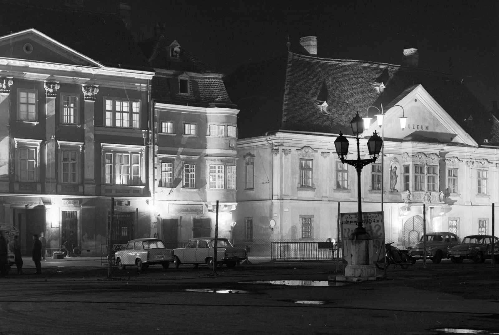 Hungary, Győr, Széchenyi tér, szemben a Stelczer Lajos utca sarkán a Vastuskós ház, jobbra a Xantus János Múzeum (Apátúr ház)., 1973, Építésügyi Dokumentációs és Információs Központ, VÁTI, night, museum, Baroque-style, Benedictines, Fortepan #30931