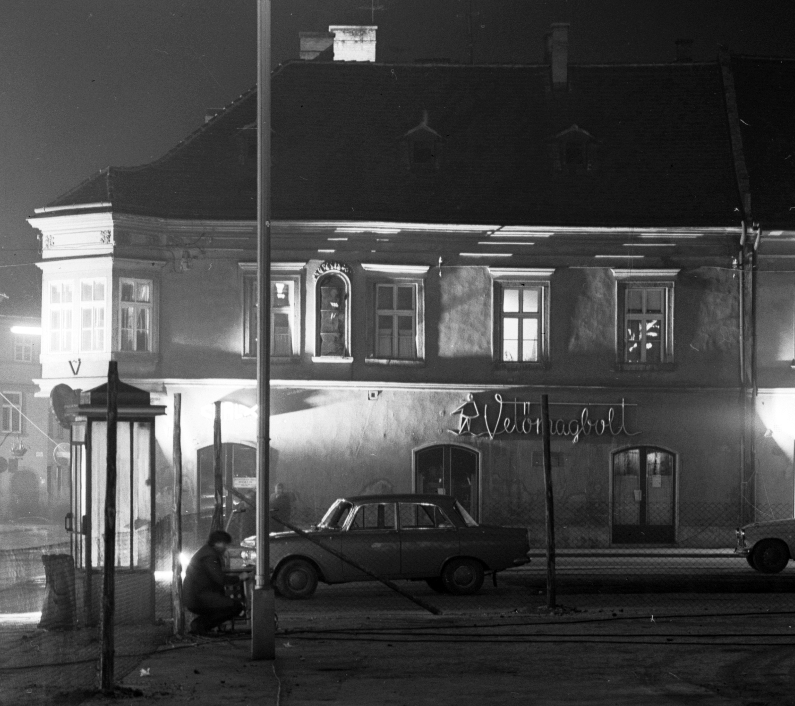 Magyarország, Győr, Széchenyi tér - Jedlik Ányos utca sarok, Király-ház, 1973, Építésügyi Dokumentációs és Információs Központ, VÁTI, éjszaka, Fortepan #30933