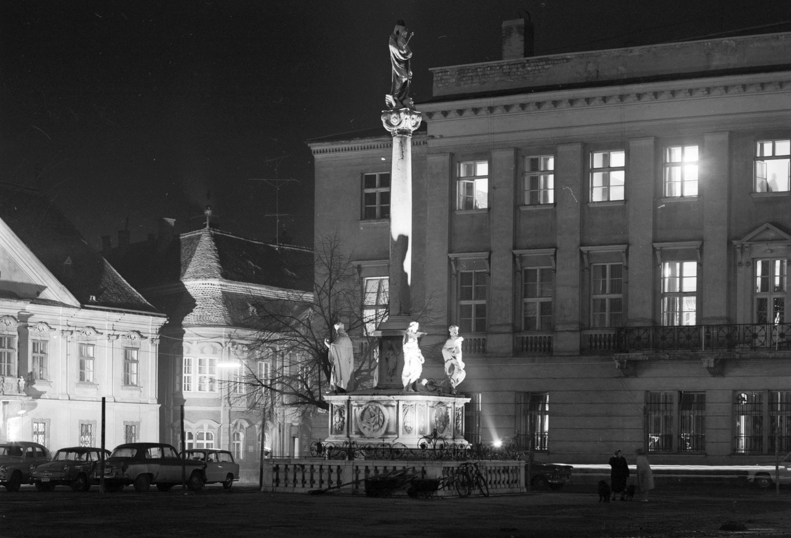 Hungary, Győr, Széchenyi tér, balra a Xantus János Múzeum (Apátúr ház), középen a Mária oszlop, mögötte a Rába Városi Művelődési Központ (egykori Lloyd székház, ma irodaház)., 1973, Építésügyi Dokumentációs és Információs Központ, VÁTI, night, museum, Baroque-style, Benedictines, Fortepan #30934