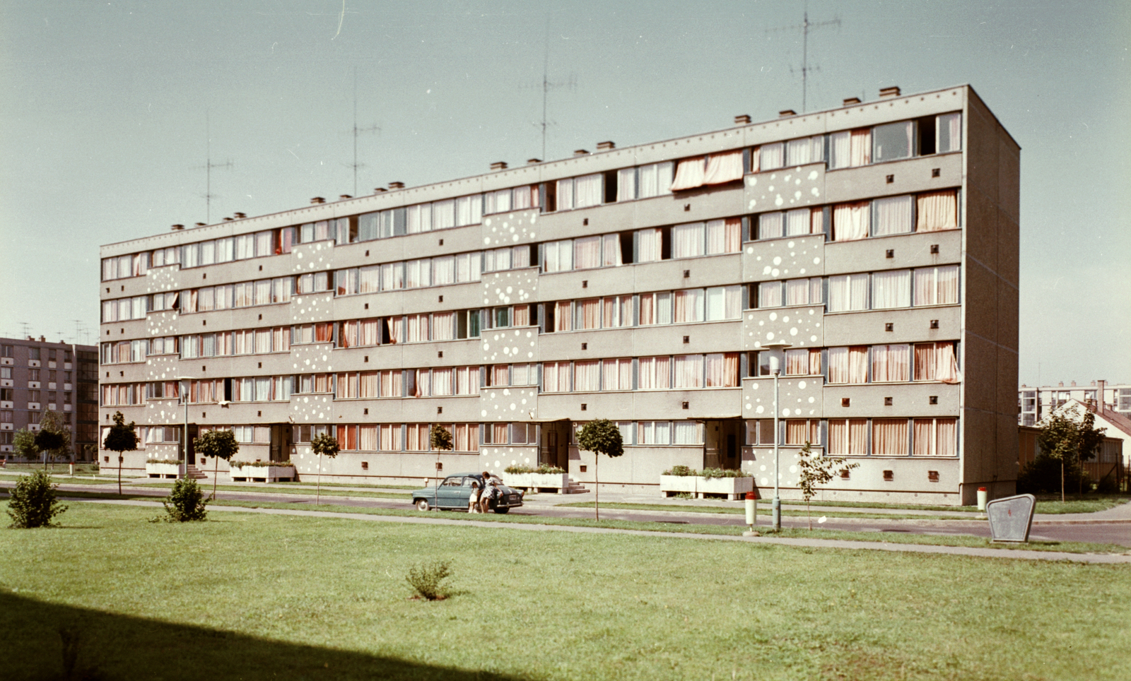 Magyarország, Debrecen, Libakerti (ekkor Új Élet parki) lakótelep. Libakert utca, nagypanelos kísérleti lakóház., 1969, Építésügyi Dokumentációs és Információs Központ, VÁTI, csehszlovák gyártmány, lakótelep, utcakép, Skoda-márka, antenna, lámpaoszlop, automobil, Skoda Octavia, virágtartó, Fortepan #30935