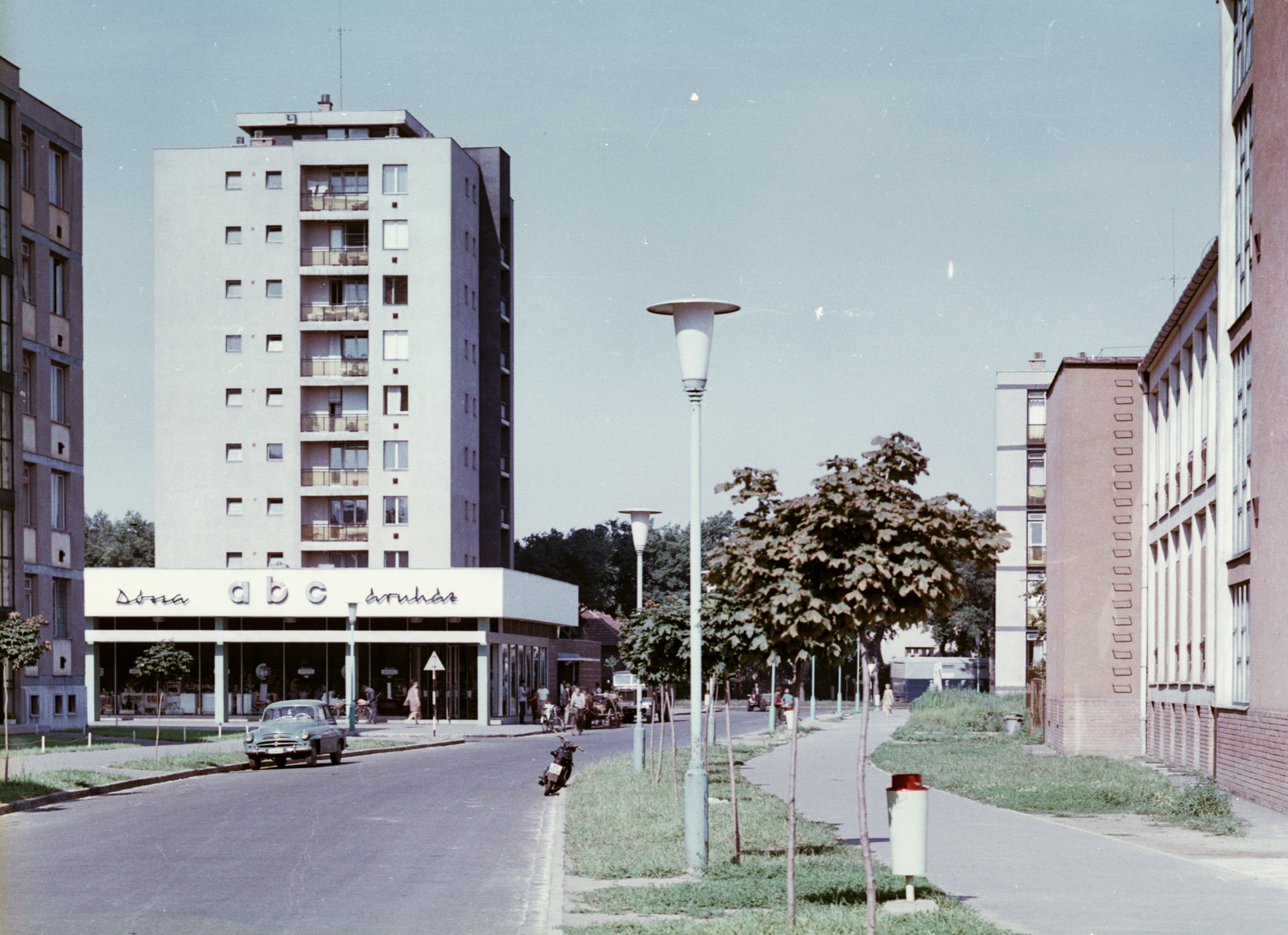 Magyarország, Debrecen, Libakerti (ekkor Új Élet parki) lakótelep. Ibolya utca, balra az ABC előtt a Viola utca torkolata., 1969, Építésügyi Dokumentációs és Információs Központ, VÁTI, színes, motorkerékpár, lakótelep, utcakép, életkép, lámpaoszlop, Skoda Octavia, Fortepan #30936