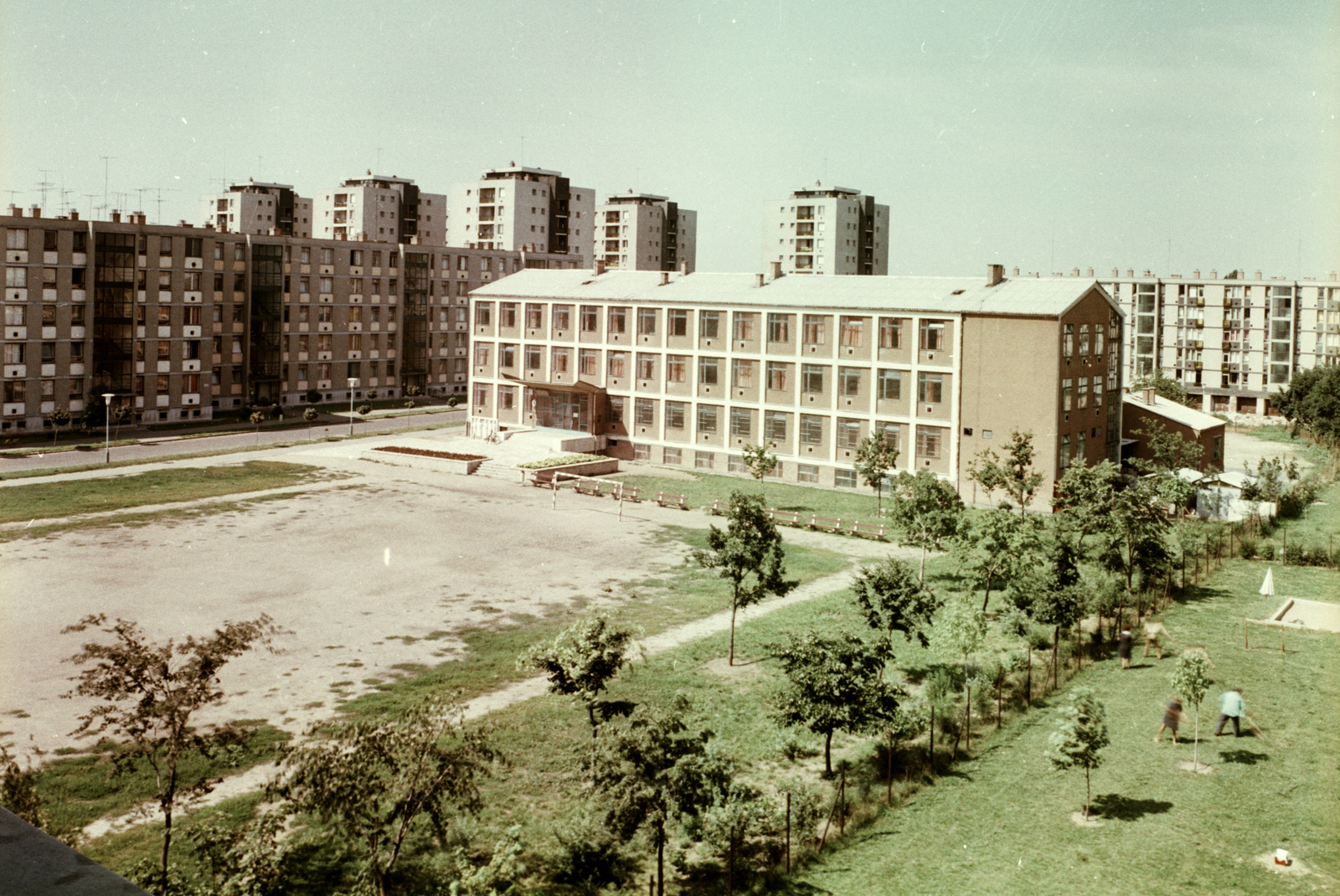 Hungary, Debrecen, Libakerti (ekkor Új Élet parki) lakótelep. Ibolya utcai Általános iskola., 1968, Építésügyi Dokumentációs és Információs Központ, VÁTI, school, colorful, blocks, pitch, Fortepan #30937