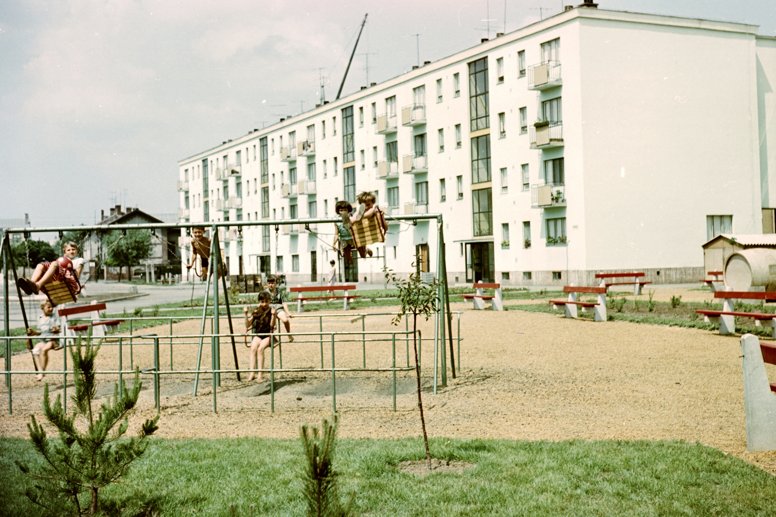 Hungary, Debrecen, Libakerti (ekkor Új Élet parki) lakótelep. Űrhajósok tere., 1968, Építésügyi Dokumentációs és Információs Központ, VÁTI, playground, colorful, swing, blocks, bench, Fortepan #30938