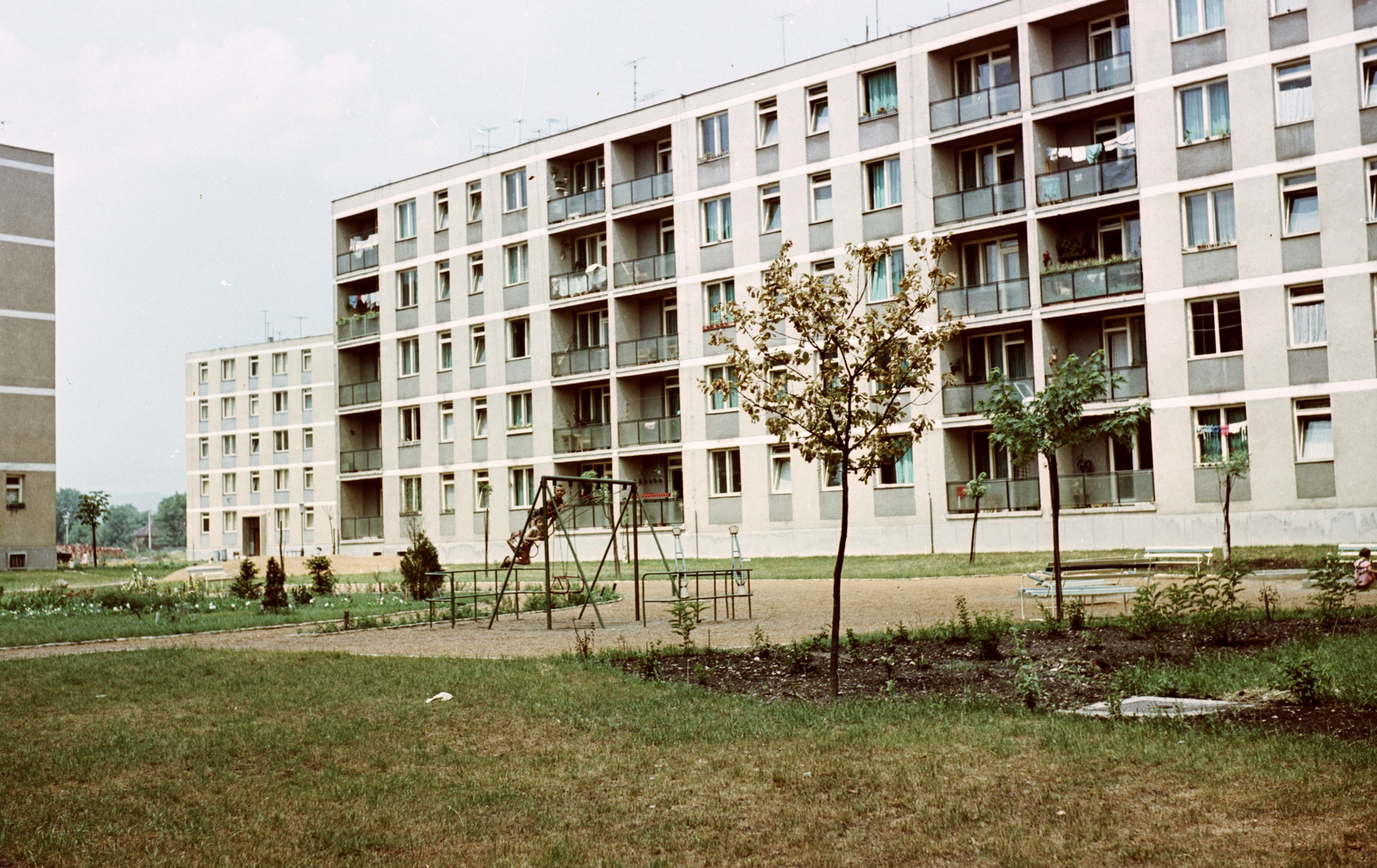 Magyarország, Miskolc, Gagarin utca., 1969, Építésügyi Dokumentációs és Információs Központ, VÁTI, játszótér, színes, hinta, lakótelep, Fortepan #30939
