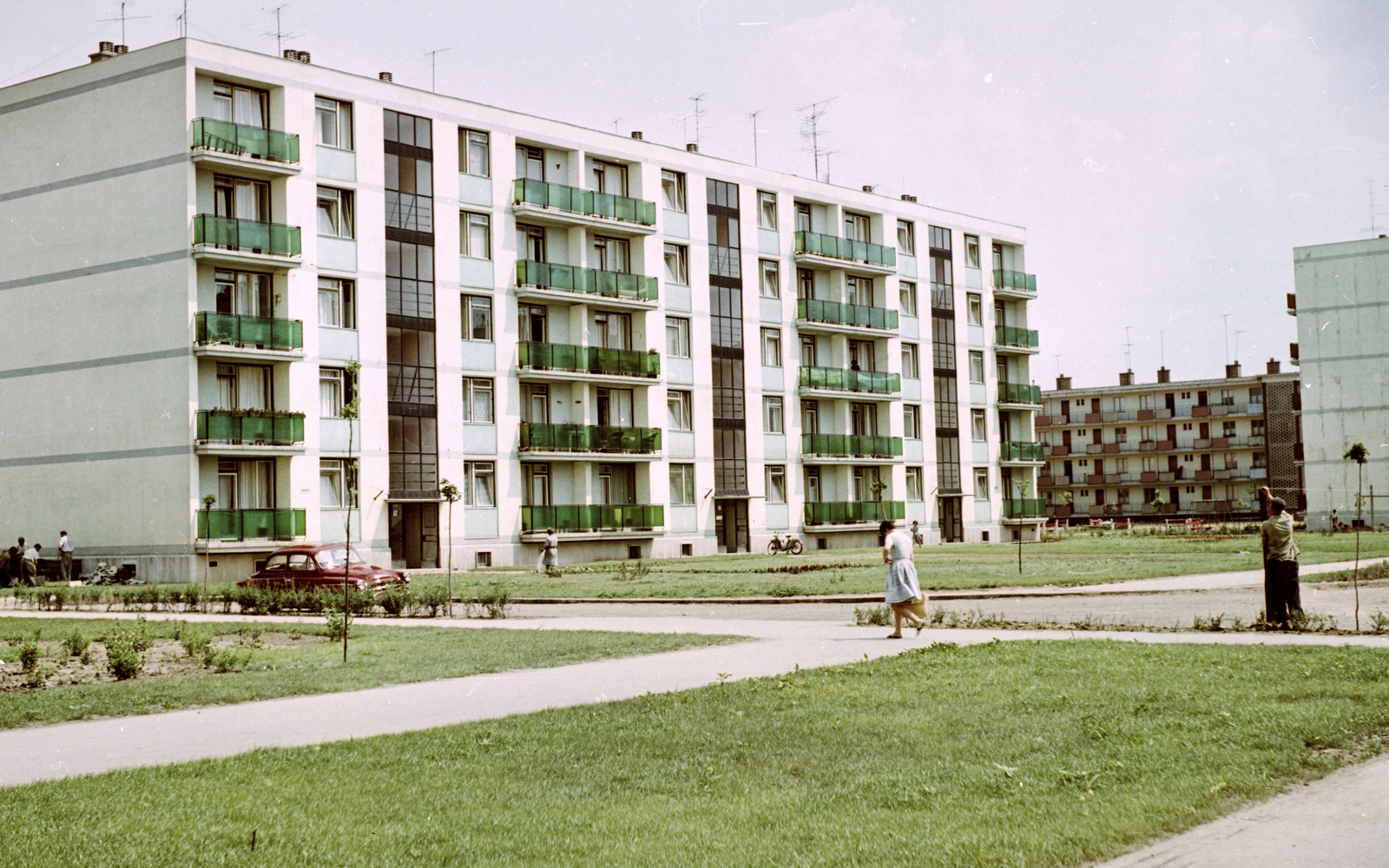 Hungary, Debrecen, Libakerti (ekkor Új Élet parki) lakótelep. Libakert utca, a háttérben az Ibolya utca egyik házsora., 1968, Építésügyi Dokumentációs és Információs Központ, VÁTI, colorful, Czechoslovak brand, blocks, street view, Skoda-brand, aerial, automobile, Fortepan #30940