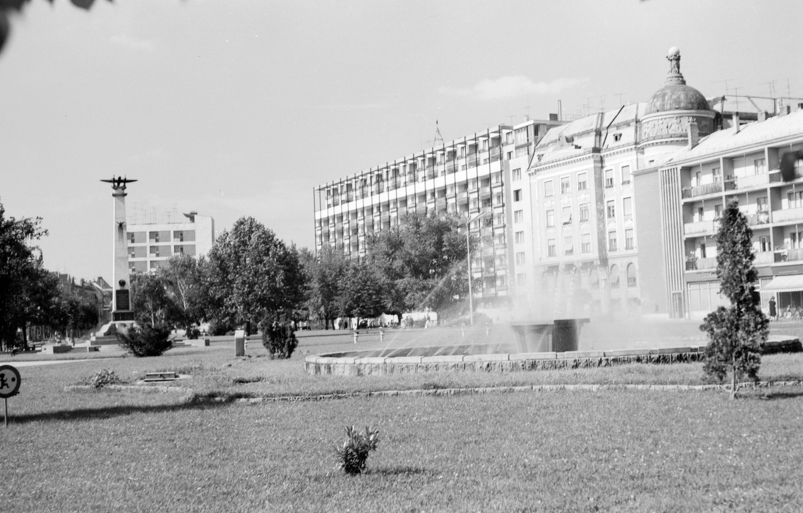 Hungary, Debrecen, Petőfi tér. Szovjet repülők hősi emlékműve., 1966, Építésügyi Dokumentációs és Információs Központ, VÁTI, fountain, monument, Soviet memorial, Fortepan #30943