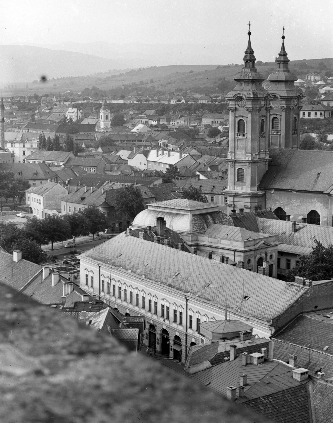 Magyarország, Eger, kilátás a Liceum teraszáról, előtérben a Dobó István tér, a Városi Tanács (Önkormányzat) és a Minorita templom., 1969, Építésügyi Dokumentációs és Információs Központ, VÁTI, templom, városkép, látkép, barokk-stílus, katolikus, Ferences rend, rokokó stílus, Fortepan #30953