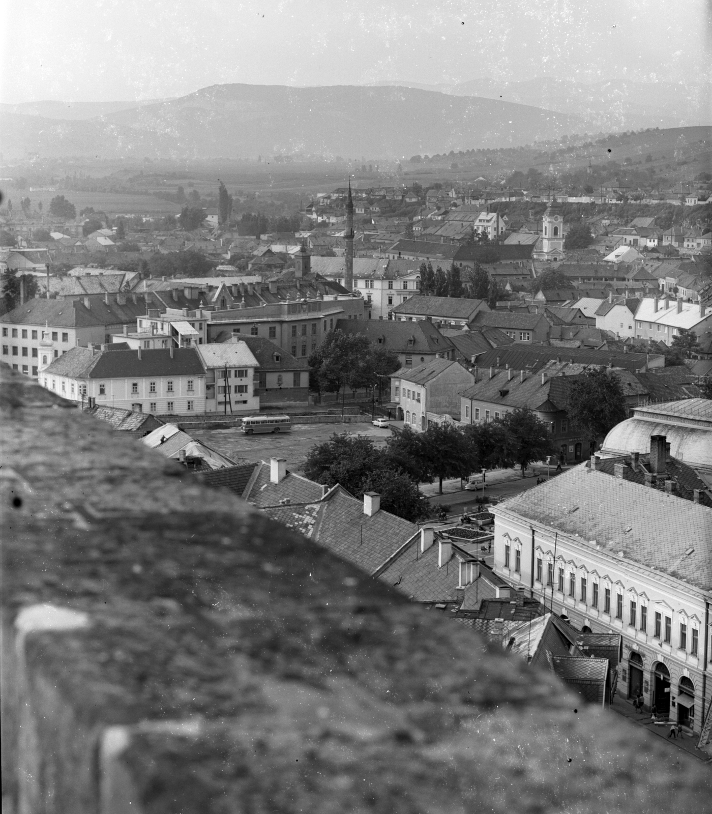 Magyarország, Eger, látkép a Liceum teraszáról a Dobó István tér felé. Szemben a Minaret és a Szervita templom., 1969, Építésügyi Dokumentációs és Információs Központ, VÁTI, Fortepan #30956