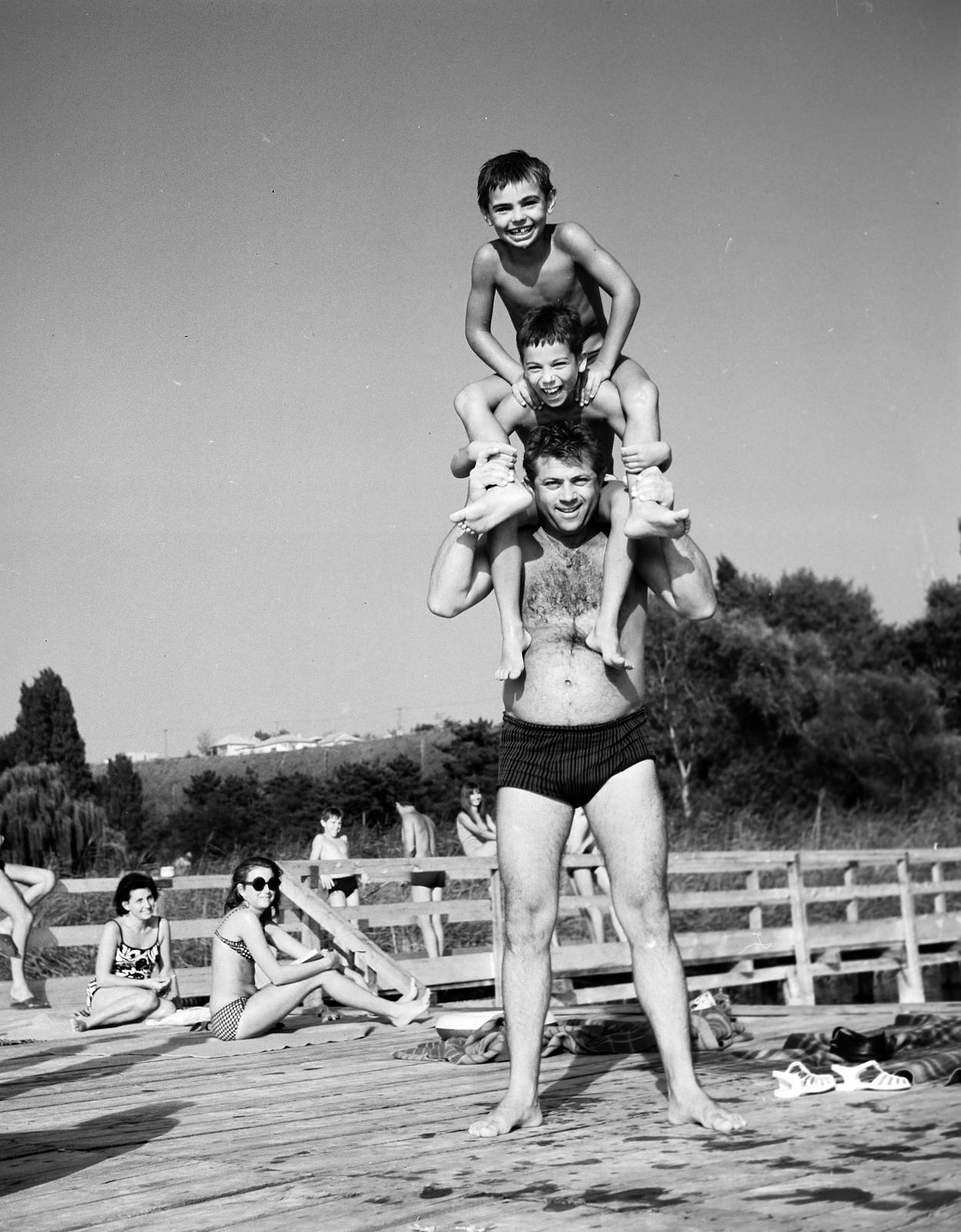 1969, Bordács Ferenc, gyerekek, apa, nyakban ülés, Fortepan #309602