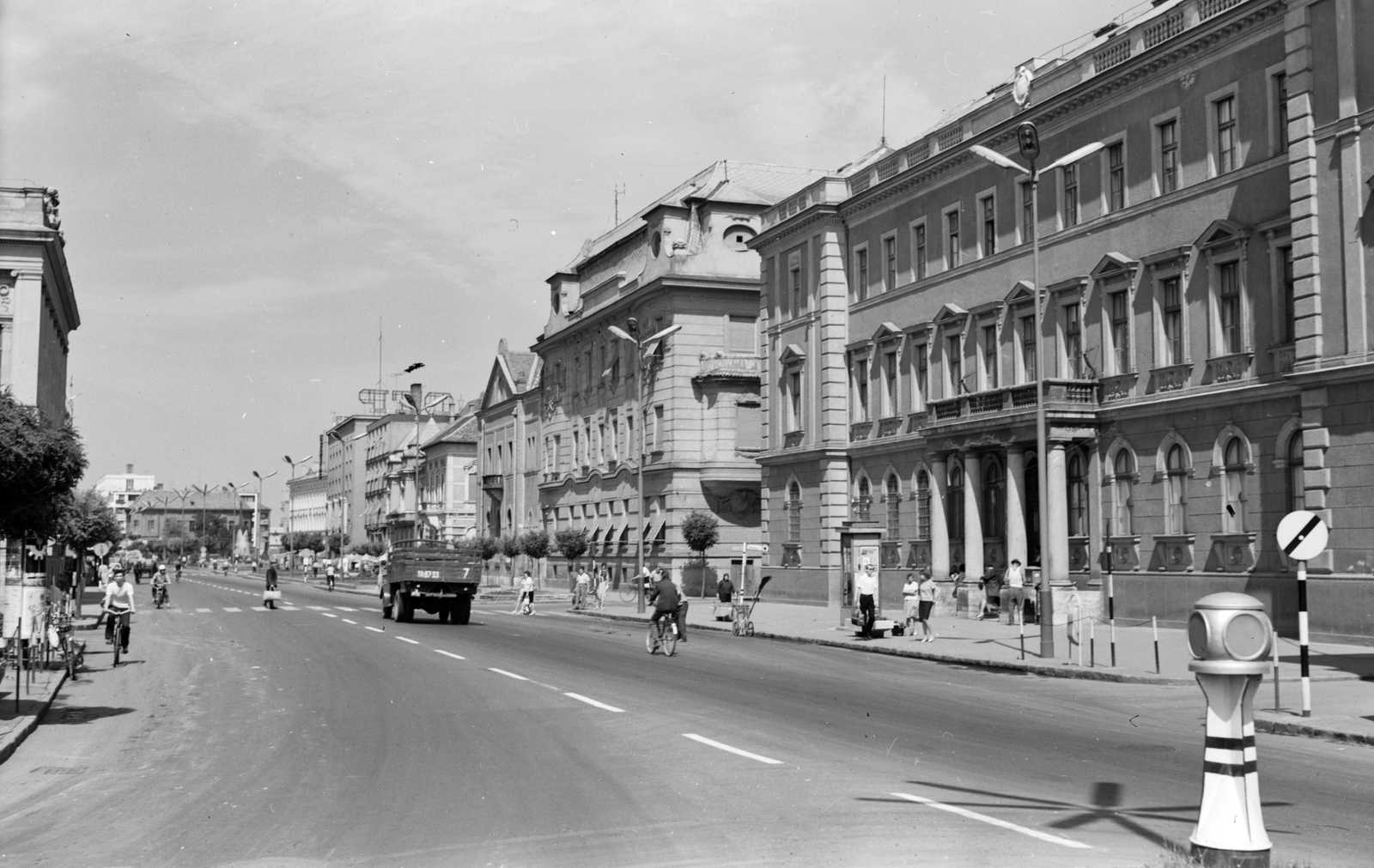 Magyarország, Szolnok, Kossuth Lajos út a Szabadság tér felől nézve, jobbra a Szolnoki Városi Bíróság épülete., 1966, Építésügyi Dokumentációs és Információs Központ, VÁTI, teherautó, utcakép, városkép, életkép, főutca, jelzőlámpa, középület, kerékpár, gyalogátkelő, Fortepan #30968