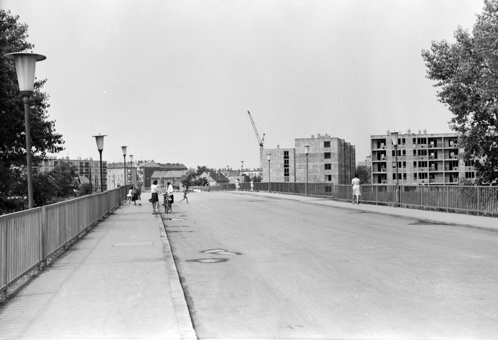 Hungary, Szolnok, a Zagyva híd a Várkonyi István tér felé nézve., 1966, Építésügyi Dokumentációs és Információs Központ, VÁTI, construction, genre painting, bicycle, Fortepan #30969