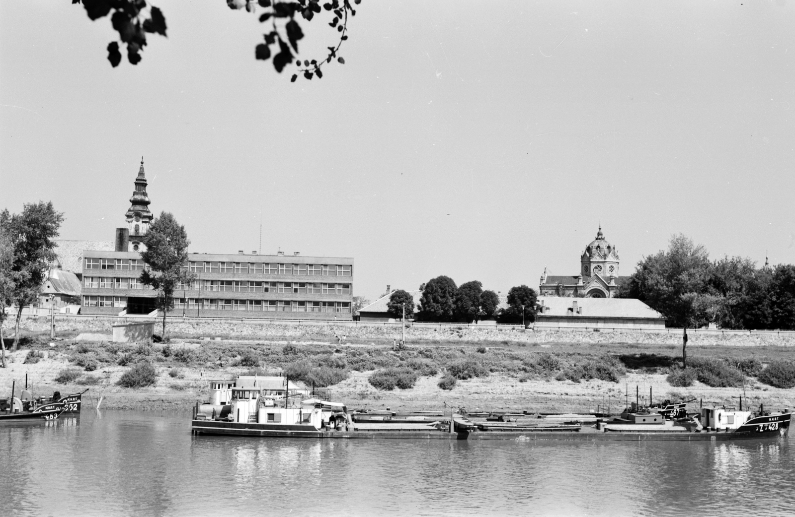 Magyarország, Szolnok, Tiszapart, háttérben a Szentháromság templom tornya és a Damjanich János Múzeum szolnoki kiállítóterme, korábban zsinagóga., 1970, Építésügyi Dokumentációs és Információs Központ, VÁTI, folyó, uszály, zsinagóga, zsidóság, 428 Z hajó, Fortepan #30970