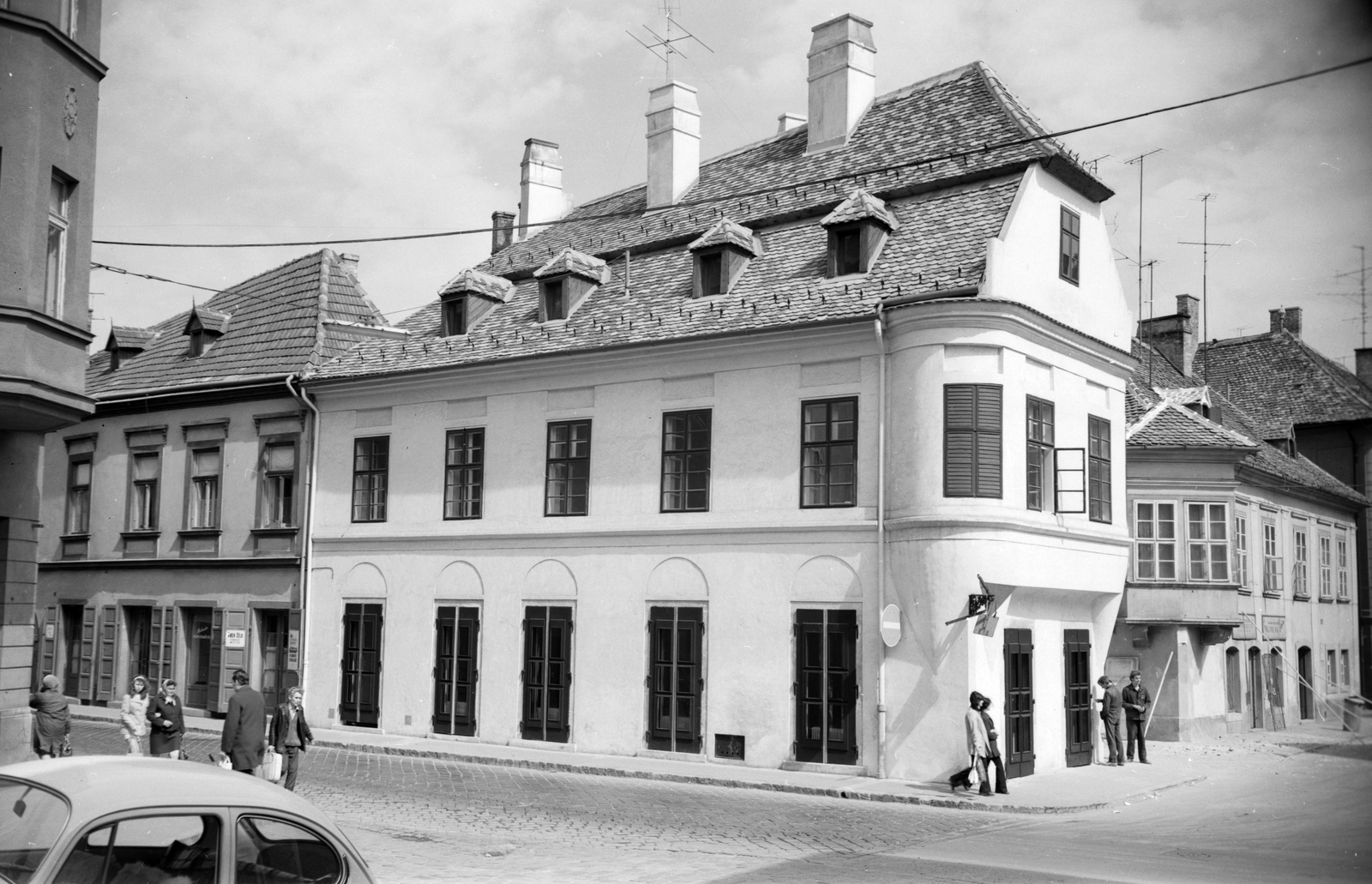 Hungary, Győr, Jedlik Ányos utca és a Kreszta-ház a Gutenberg tér felől nézve., 1969, Építésügyi Dokumentációs és Információs Központ, VÁTI, street view, genre painting, aerial, Fortepan #30972