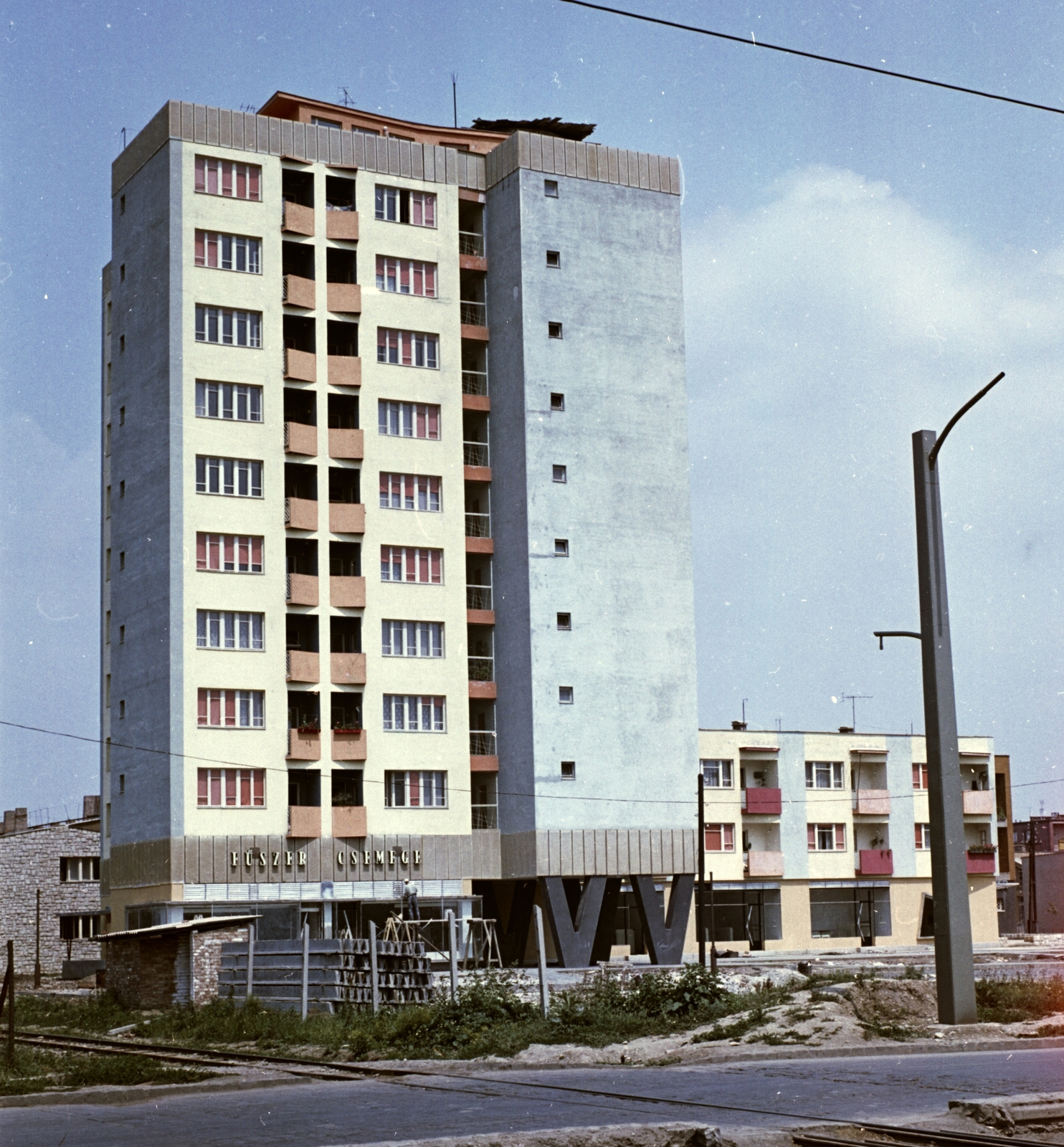 Hungary, Miskolc, Észak - Kilián, Kiss tábornok út - Dorottya utca sarok, a toronyház tetején került kialakításra a csillagvizsgáló., 1962, Építésügyi Dokumentációs és Információs Központ, VÁTI, colorful, Fortepan #30977