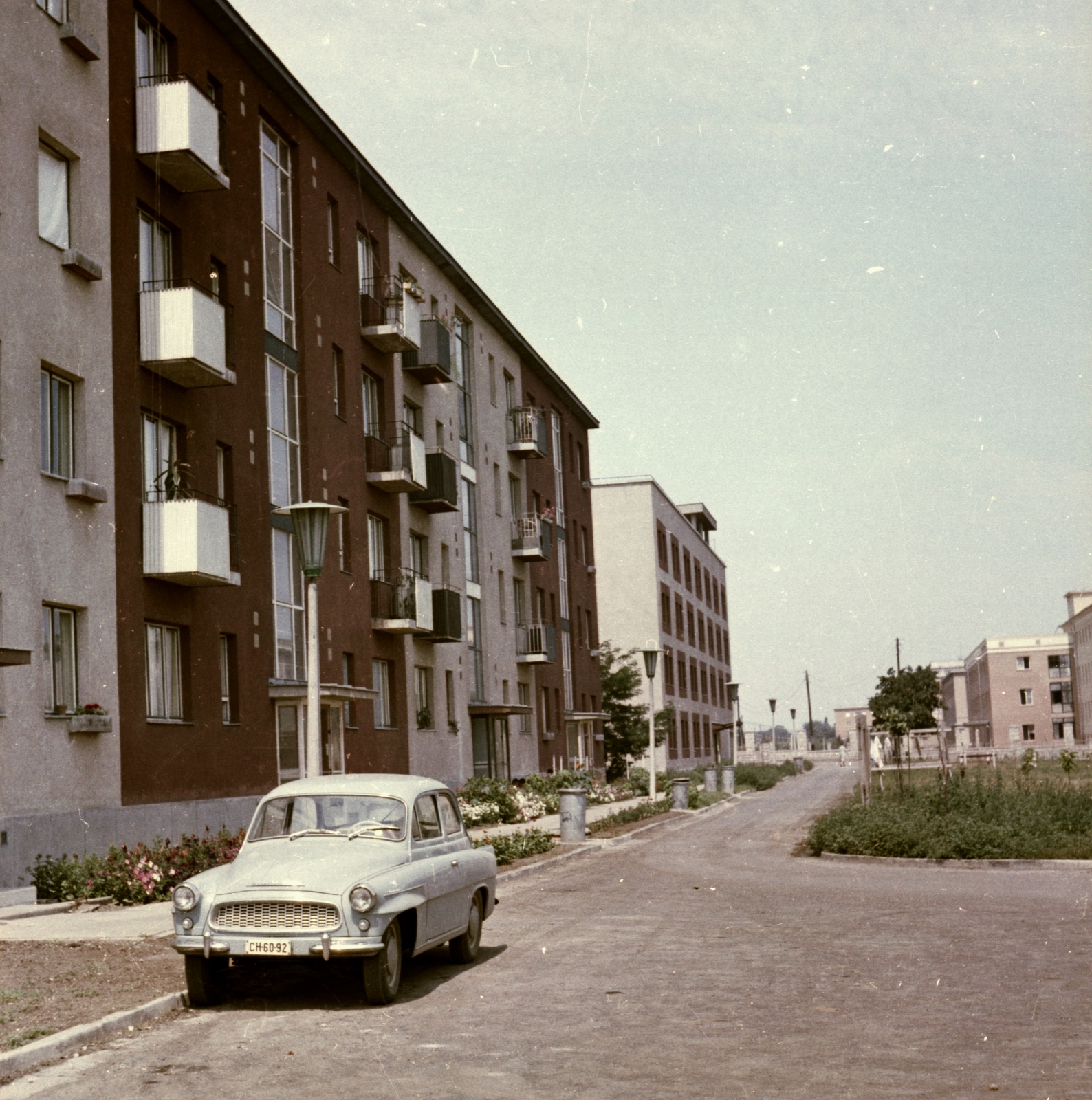 Magyarország, Miskolc, Blaskovics utca mellékága, hátul a nővérszálló., 1970, Építésügyi Dokumentációs és Információs Központ, VÁTI, színes, csehszlovák gyártmány, Skoda-márka, automobil, Skoda Octavia, rendszám, Fortepan #30979