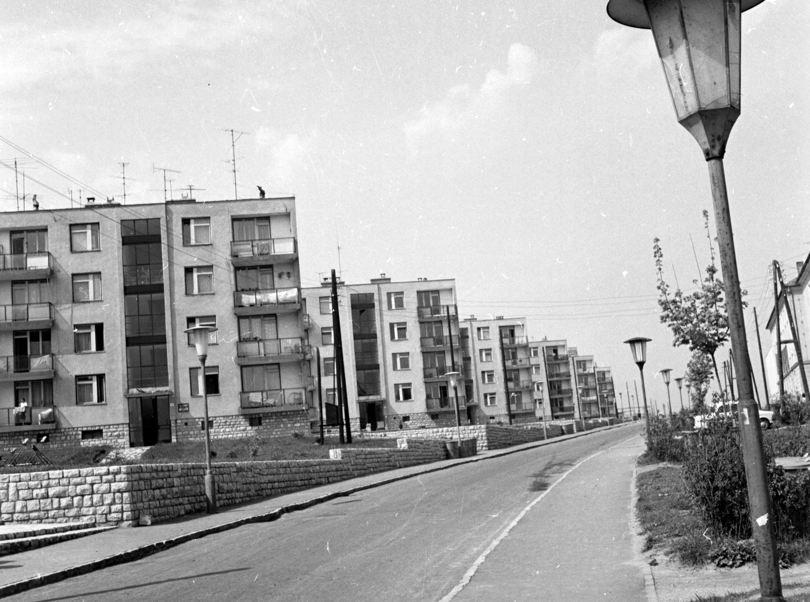 Hungary, Veszprém, Stadion utca páros oldala., 1970, Építésügyi Dokumentációs és Információs Központ, VÁTI, street view, lamp post, stone wall, Fortepan #30980