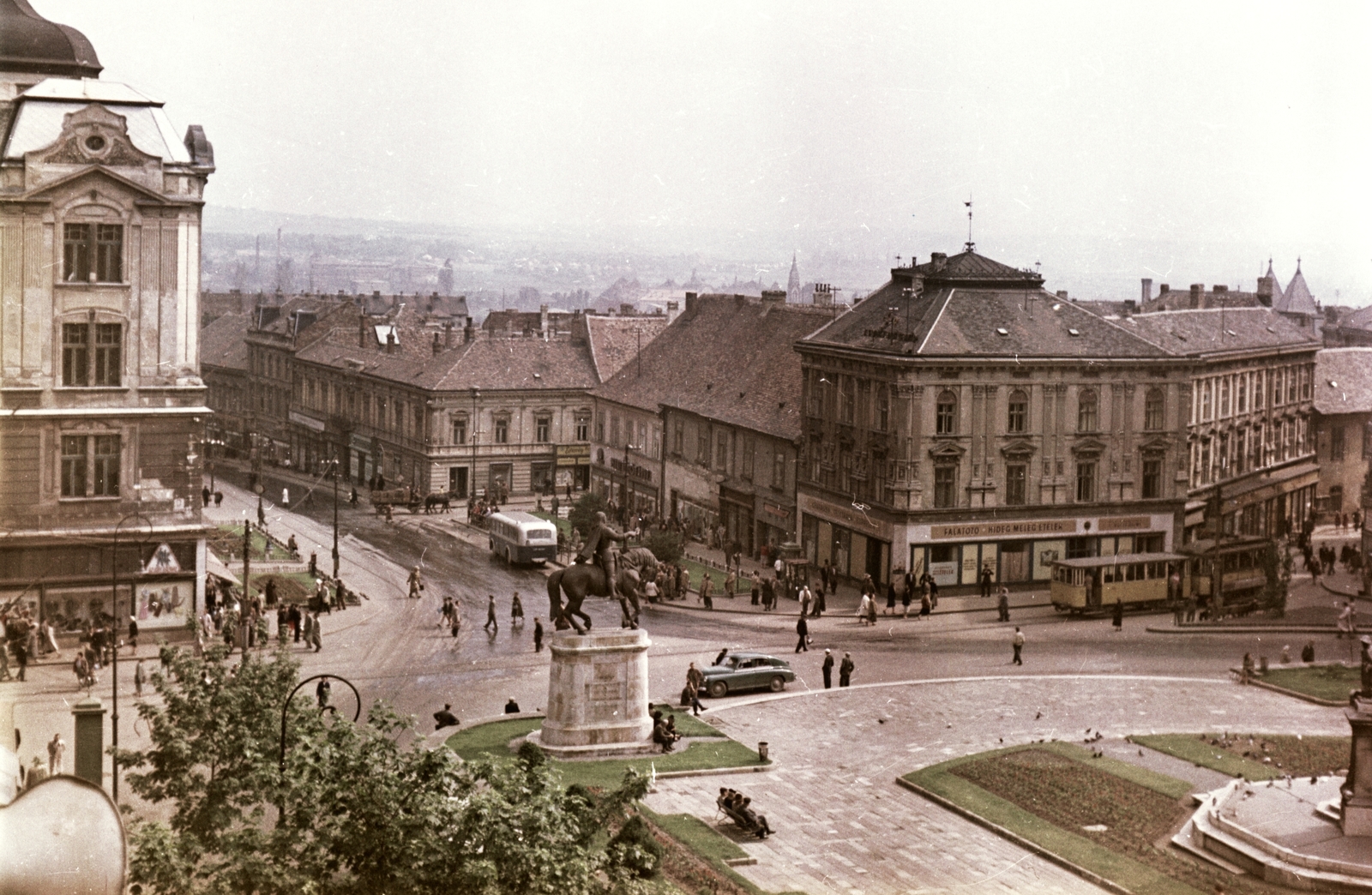 Hungary, Pécs, Széchenyi tér, Hunyadi János szobra, a villamos a Ferencesek utcája (Sallai utca) felé halad., 1956, Építésügyi Dokumentációs és Információs Központ, VÁTI, colorful, bus, Horse-drawn carriage, pedestrian, street view, genre painting, taxicab, tram, M20 Pobeda, horse sculpture, János Hunyadi-portrayal, Fortepan #30984