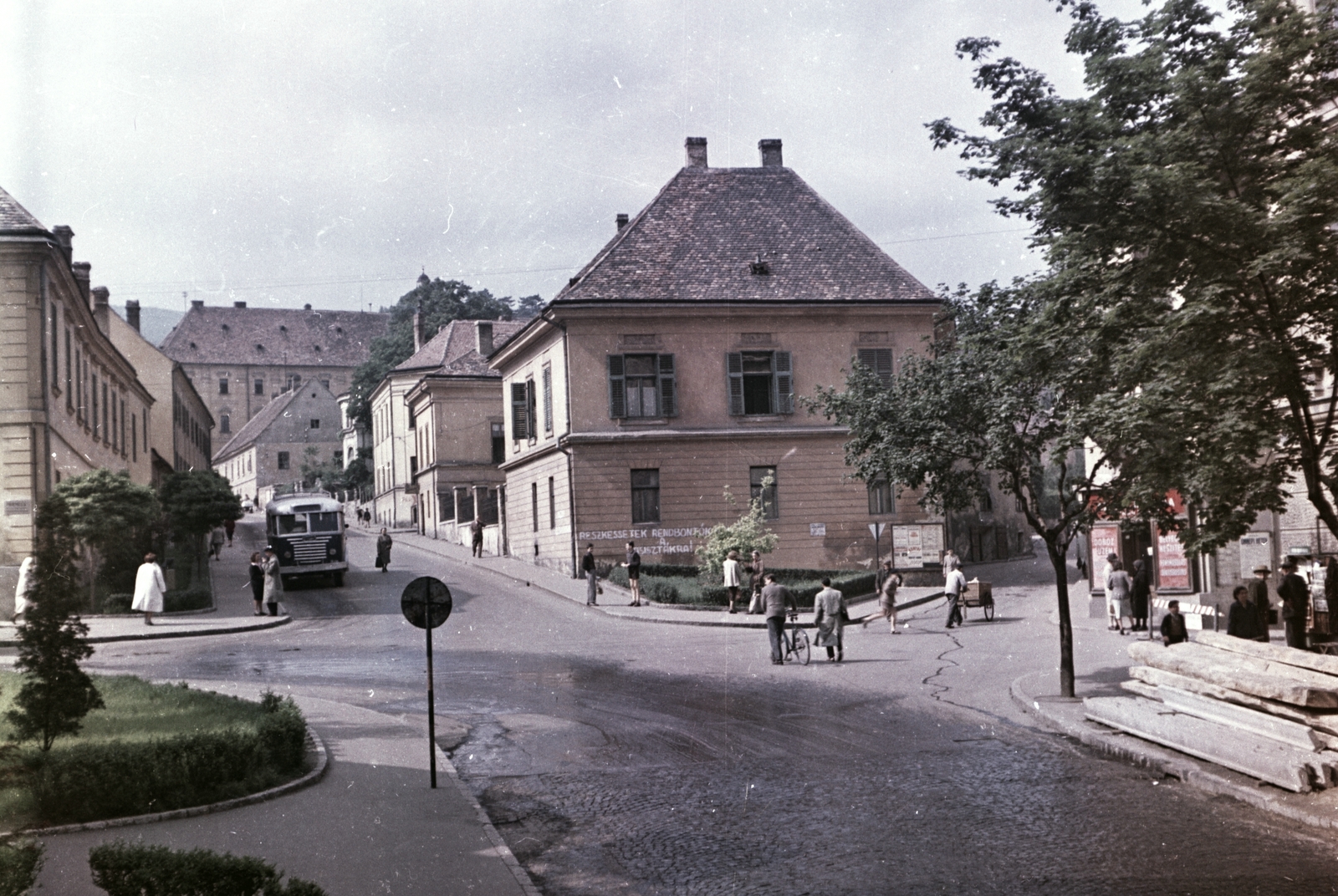 Magyarország, Pécs, Széchenyi tér, szemben a Hunyadi út, jobbra a Megye utca - Mária (Déryné) utca találkozása., 1956, Építésügyi Dokumentációs és Információs Központ, VÁTI, színes, autóbusz, magyar gyártmány, járókelő, utcakép, életkép, Ikarus 601, Fortepan #30985