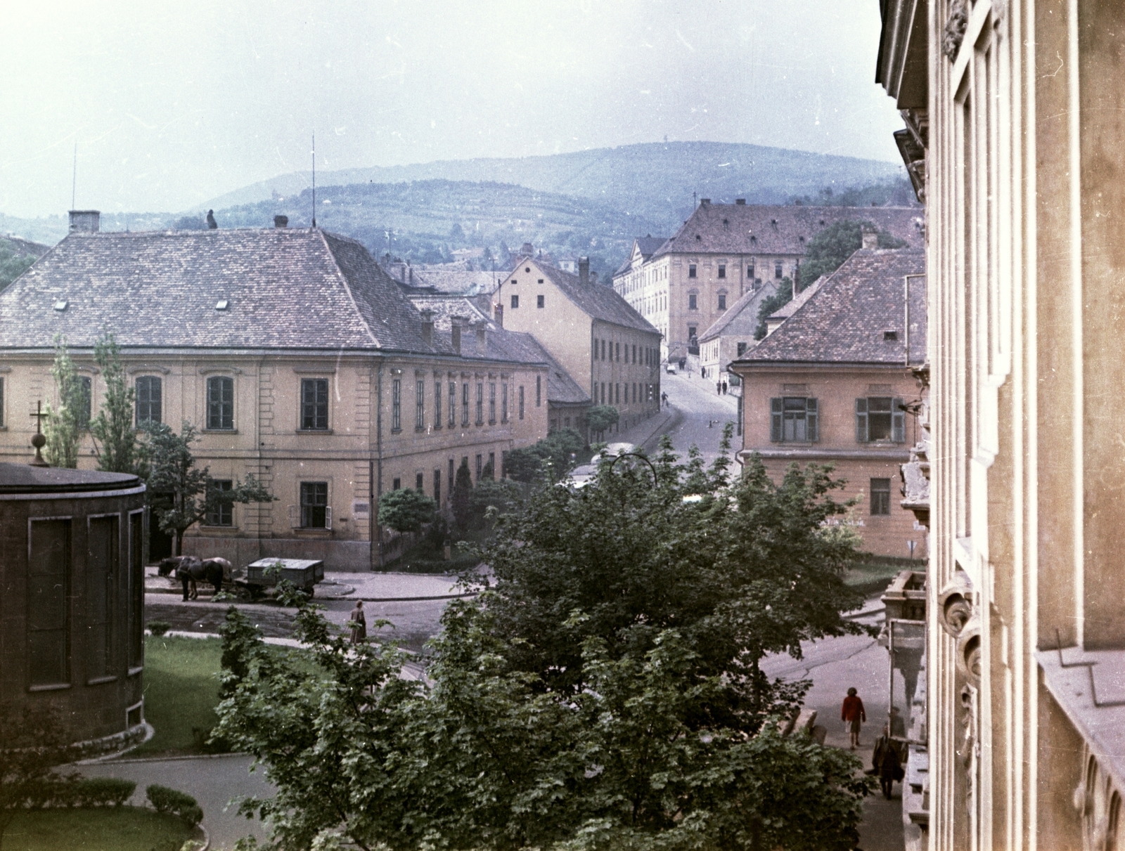 Hungary, Pécs, Széchenyi tér, balra a Dzsámi szemben a Hunyadi út a Nádor Szálló erkélyéről nézve., 1958, Építésügyi Dokumentációs és Információs Központ, VÁTI, colorful, Horse-drawn carriage, street view, hotel, picture, Fortepan #30986