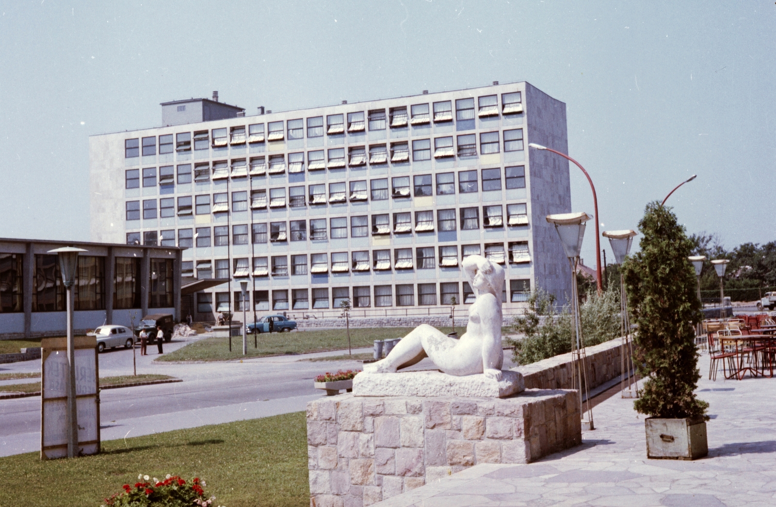 Hungary, Uránváros, Pécs, Esztergár Lajos utca (39-es dandár út). szemben a Mecseki Ércbánya Vállalat irodaháza, jobbra az Olympia étterem terasza., 1962, Építésügyi Dokumentációs és Információs Központ, VÁTI, colorful, sculpture, terrace, nude figure, Fortepan #30987