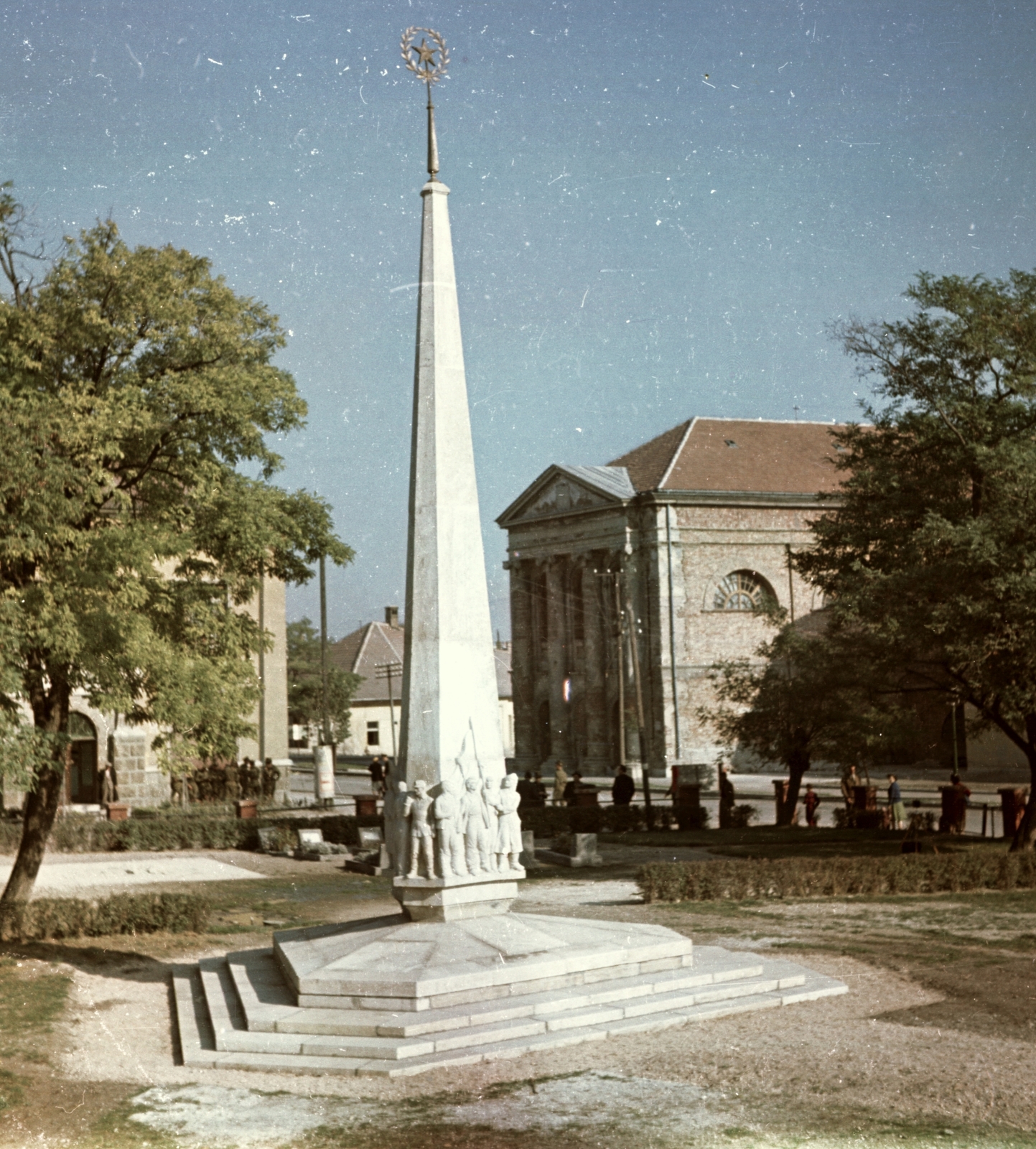 Hungary, Várpalota, Hunyadi Mátyás tér (Fő tér), felszabadulási emlékmű., 1955, Építésügyi Dokumentációs és Információs Központ, VÁTI, sunshine, colorful, monument, synagogue, Classicism, gallery, judaism, Fortepan #30988