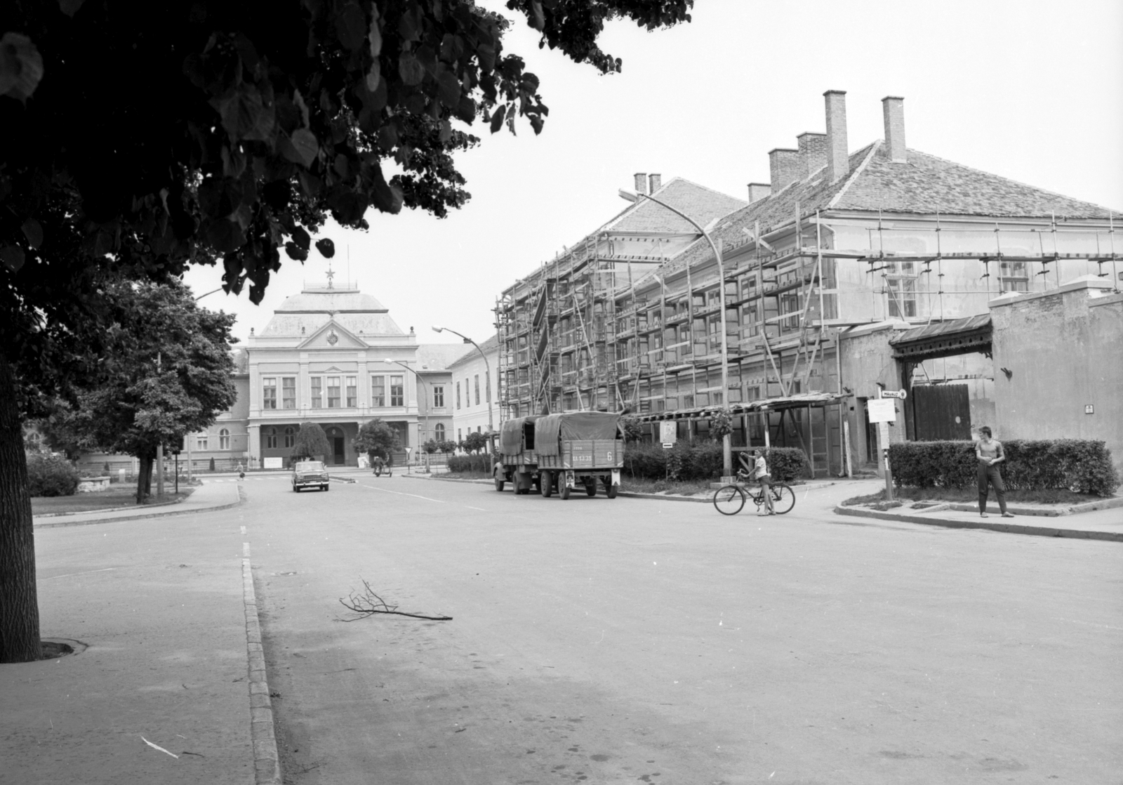 Hungary, Hajdúböszörmény, Bocskai István tér, szemben a Városháza., 1974, Építésügyi Dokumentációs és Információs Központ, VÁTI, bicycle, commercial vehicle, street view, motorcycle with sidecar, public building, automobile, scaffolding, Fortepan #30989