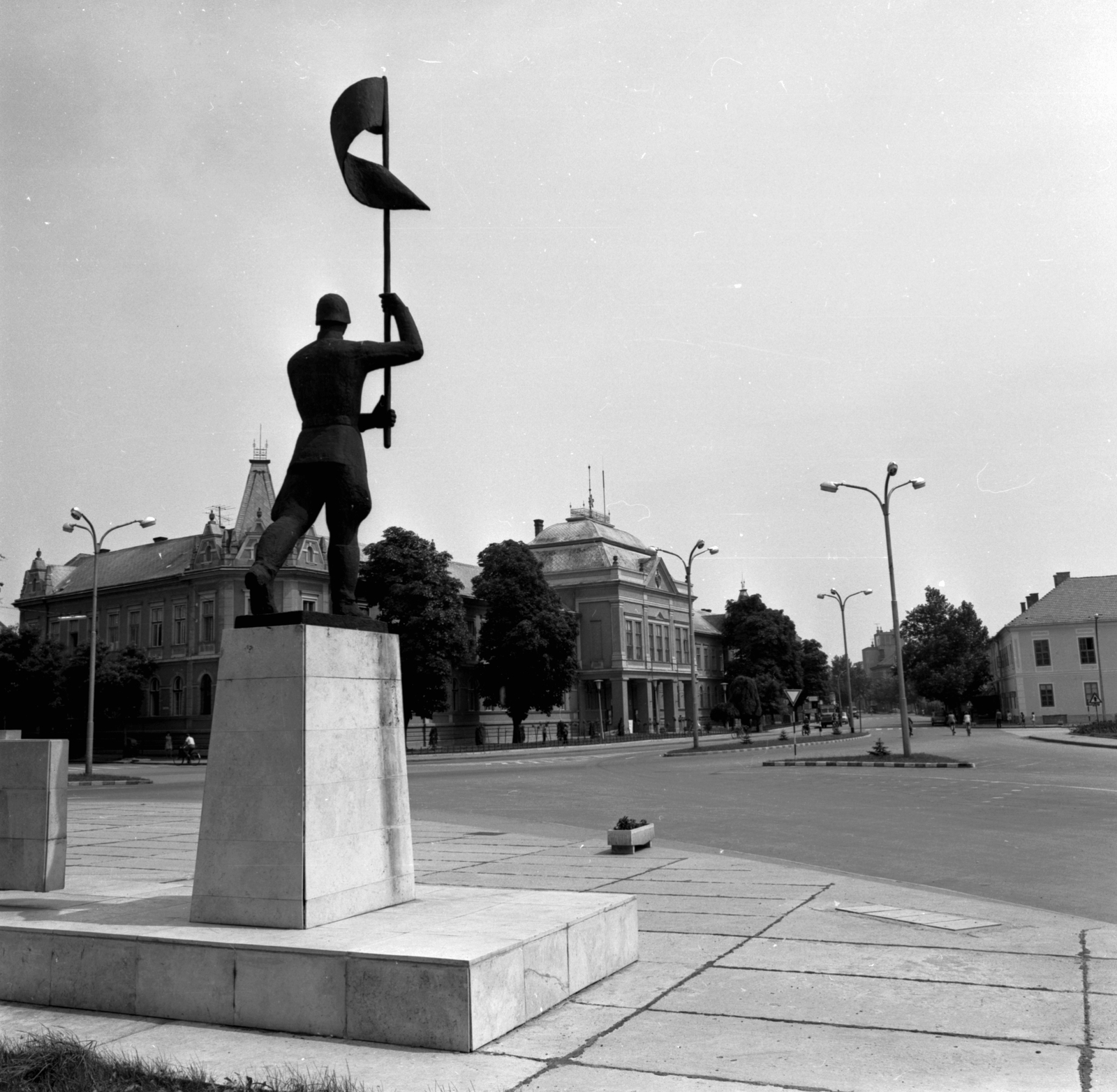 Magyarország, Hajdúböszörmény, Bocskai István tér, előtérben a Felszabadulási emlékmű, szemben a Városháza., 1974, Építésügyi Dokumentációs és Információs Központ, VÁTI, emlékmű, középület, Fortepan #30990