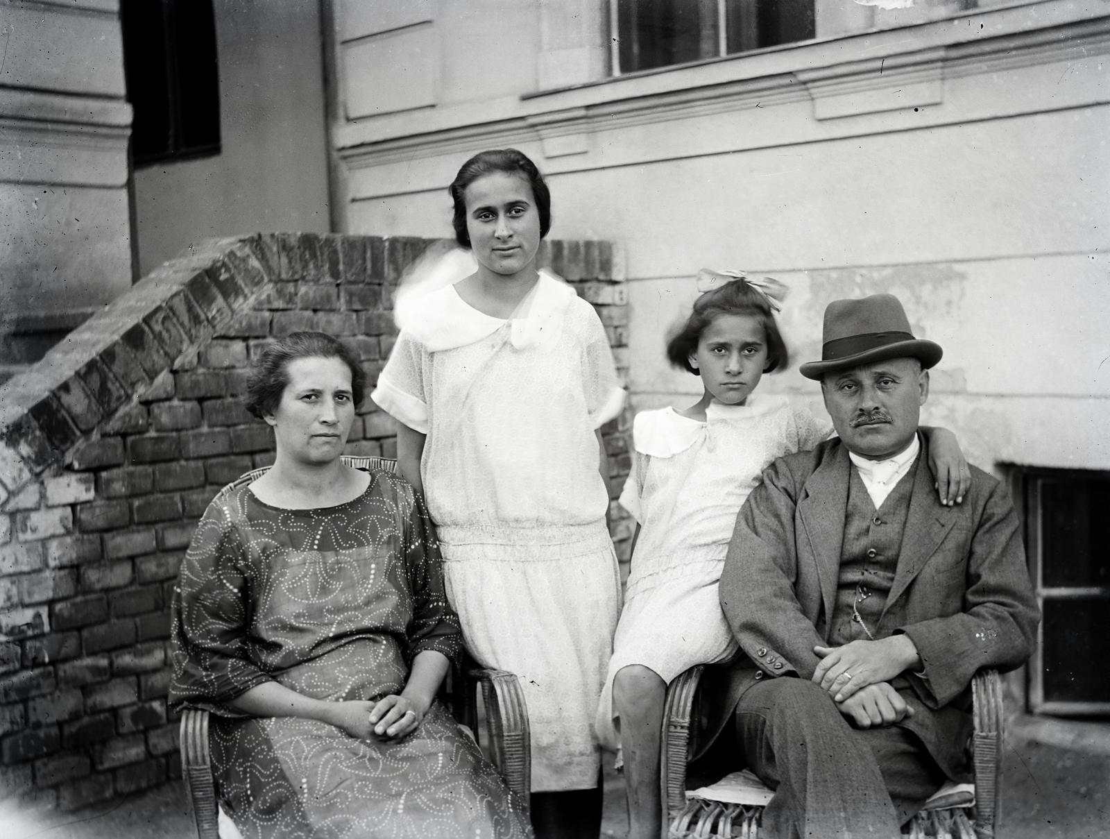 1909, Gödény János, család, szék karfáján ülés, Fortepan #309910