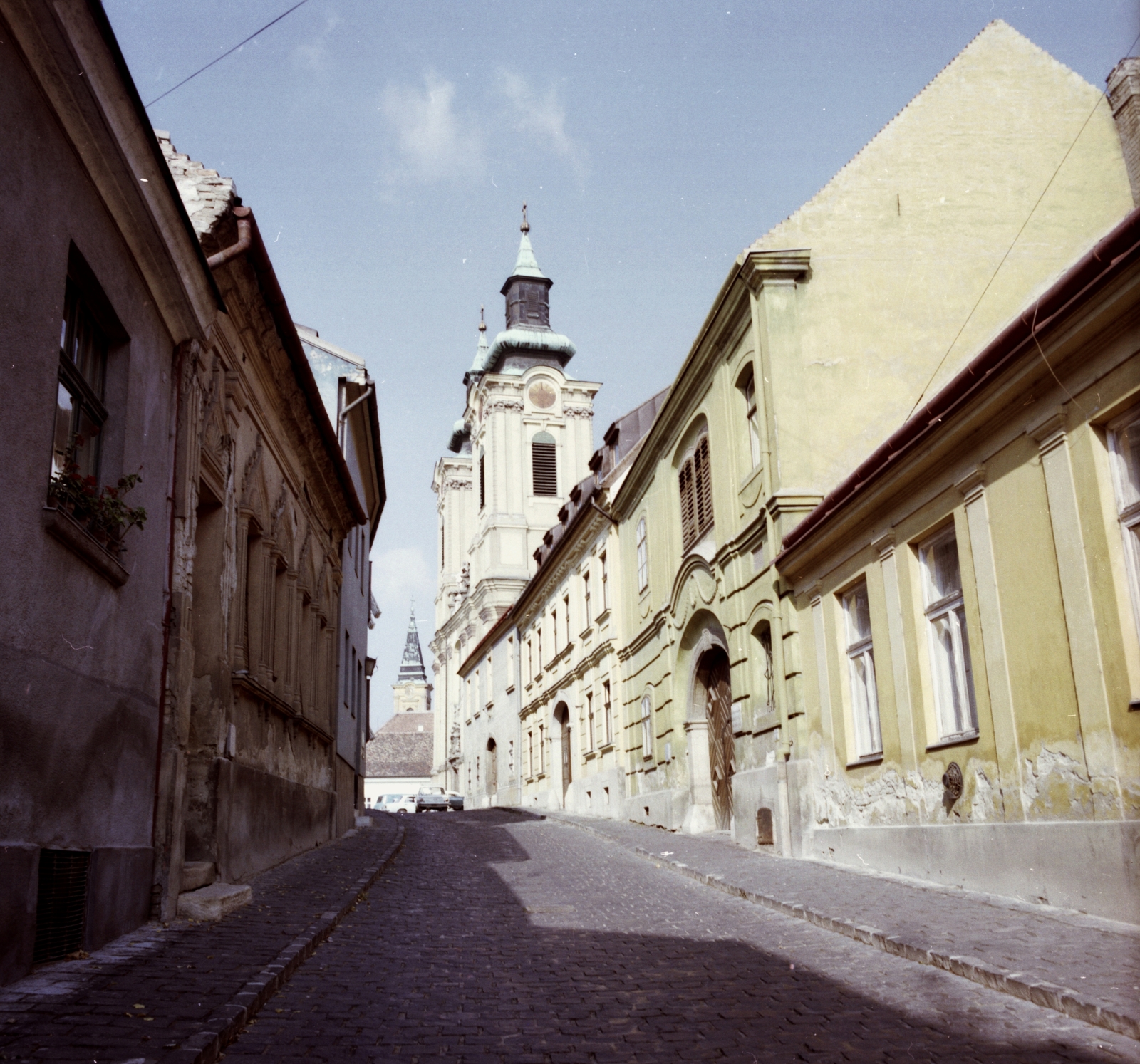 Hungary, Székesfehérvár, Arany János utca, Szent István-székesegyház és távolabb a ferences templom tornya., 1979, Építésügyi Dokumentációs és Információs Központ, VÁTI, colorful, Lada-brand, Barkas-brand, Zaporozhetz-brand, cobblestones, street view, tower, Fortepan #30995