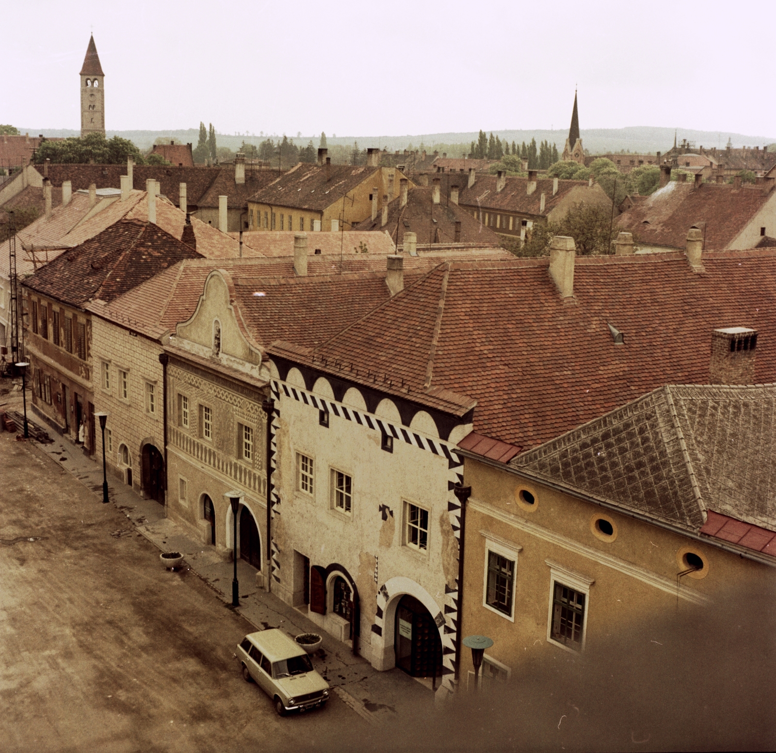Hungary, Kőszeg, Jurisics tér, kilátás a Hősök kapuja tornyából., 1975, Építésügyi Dokumentációs és Információs Központ, VÁTI, colorful, automobile, Fortepan #30999