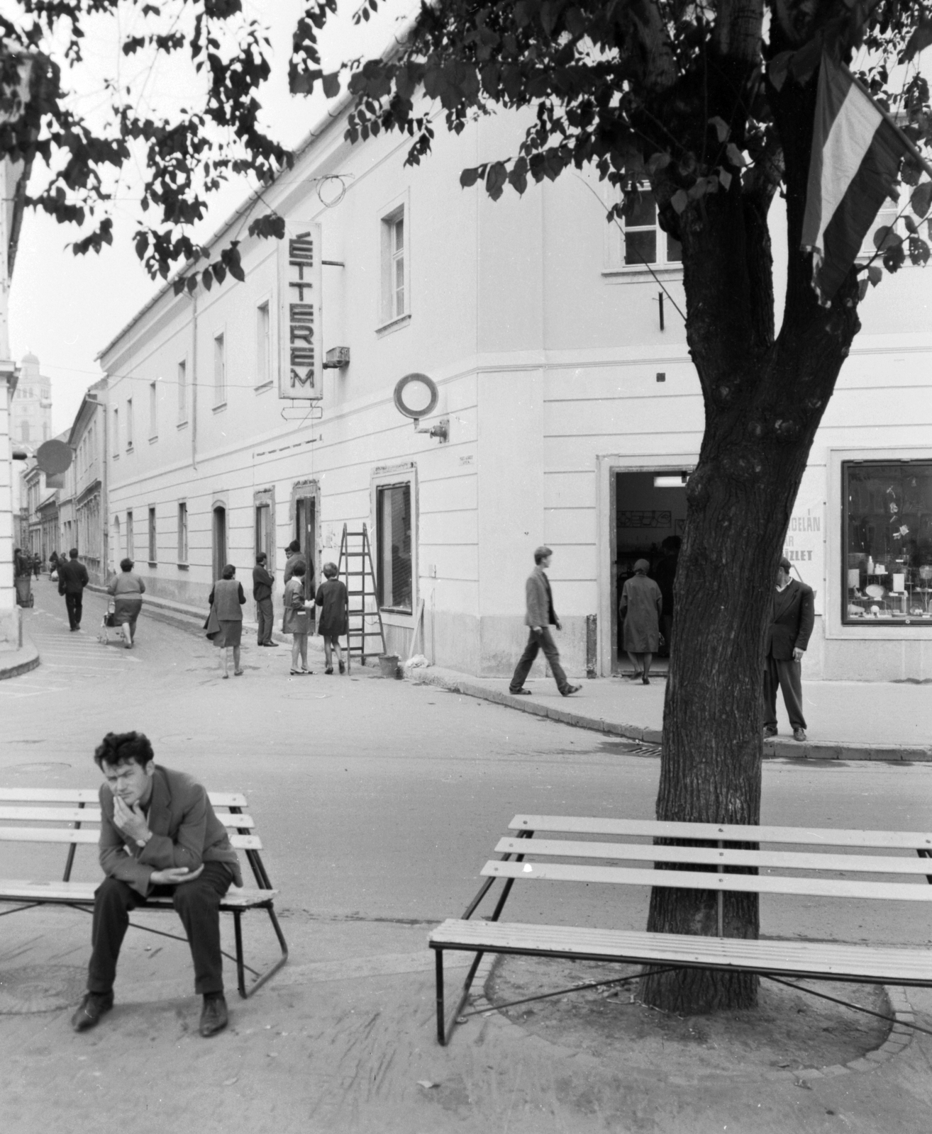 Hungary, Eger, Dobó István tér, Érsek utca torkolata a Líceum felé nézve, jobbra a Forst-ház., 1970, Építésügyi Dokumentációs és Információs Központ, VÁTI, bench, Szentendre type bench, Fortepan #31003