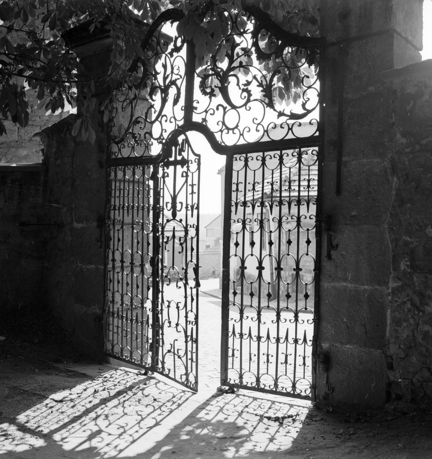 Hungary, Szentendre, Belgrád székesegyház (Görögkeleti Püspöki Főszékesegyház, Pátriárka utca 5.) Alkotmány utcai kertkapuja., 1974, Építésügyi Dokumentációs és Információs Központ, VÁTI, garden-gate, Fortepan #31010