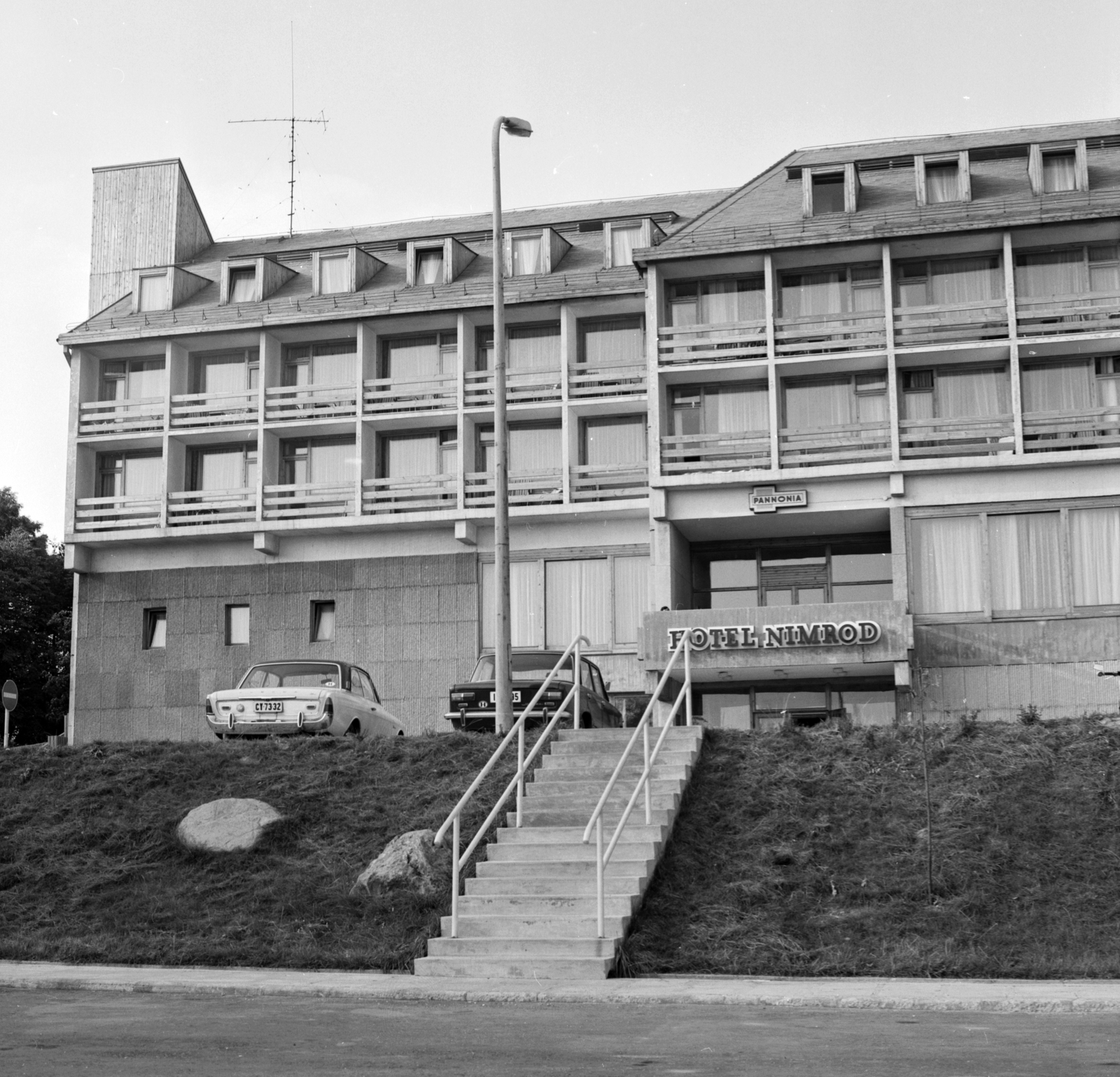 Magyarország, Dobogókő, Eötvös sétány 4-6., Hotel Nimród., 1974, Építésügyi Dokumentációs és Információs Központ, VÁTI, német gyártmány, szovjet gyártmány, szálloda, Lada-márka, Ford-márka, parkoló, automobil, VAZ 2101, Ford Taunus P5, Fortepan #31011