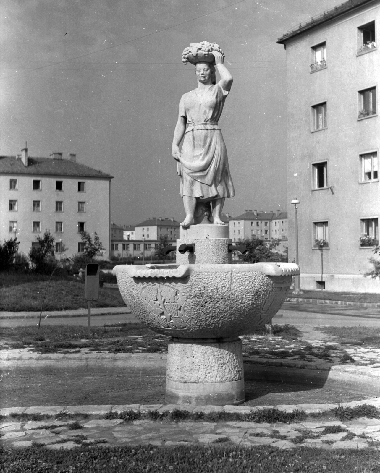 Hungary, Kazincbarcika, Egressy út. Díszkút Ohmann Béla Szüret című szobrával., 1966, Építésügyi Dokumentációs és Információs Központ, VÁTI, well, sculpture, Fortepan #31017