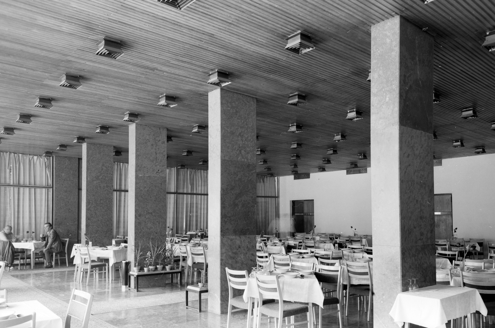 Hungary, Szigetvár, Oroszlán Szálló.., 1979, Építésügyi Dokumentációs és Információs Központ, VÁTI, hospitality, restaurant, furniture, interior, chair, table, pillar, Fortepan #31025