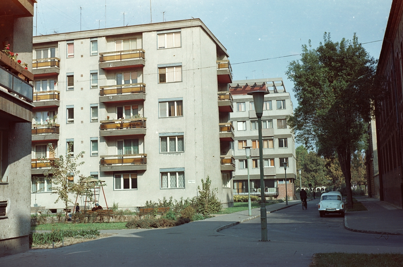 Hungary, Szeged, Tömörkény utca a Roosevelt tér felé nézve., 1968, Építésügyi Dokumentációs és Információs Központ, VÁTI, colorful, Wartburg-brand, lamp post, automobile, Fortepan #31030