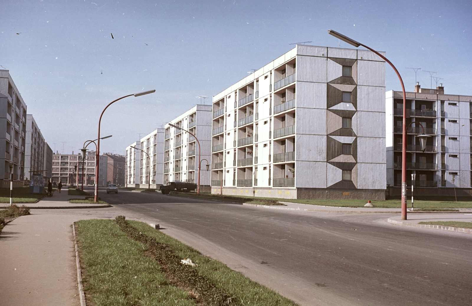 Hungary, Uránváros, Pécs, Építők útja a Radnóti utca felől nézve., 1968, Építésügyi Dokumentációs és Információs Központ, VÁTI, colorful, blocks, Fortepan #31037