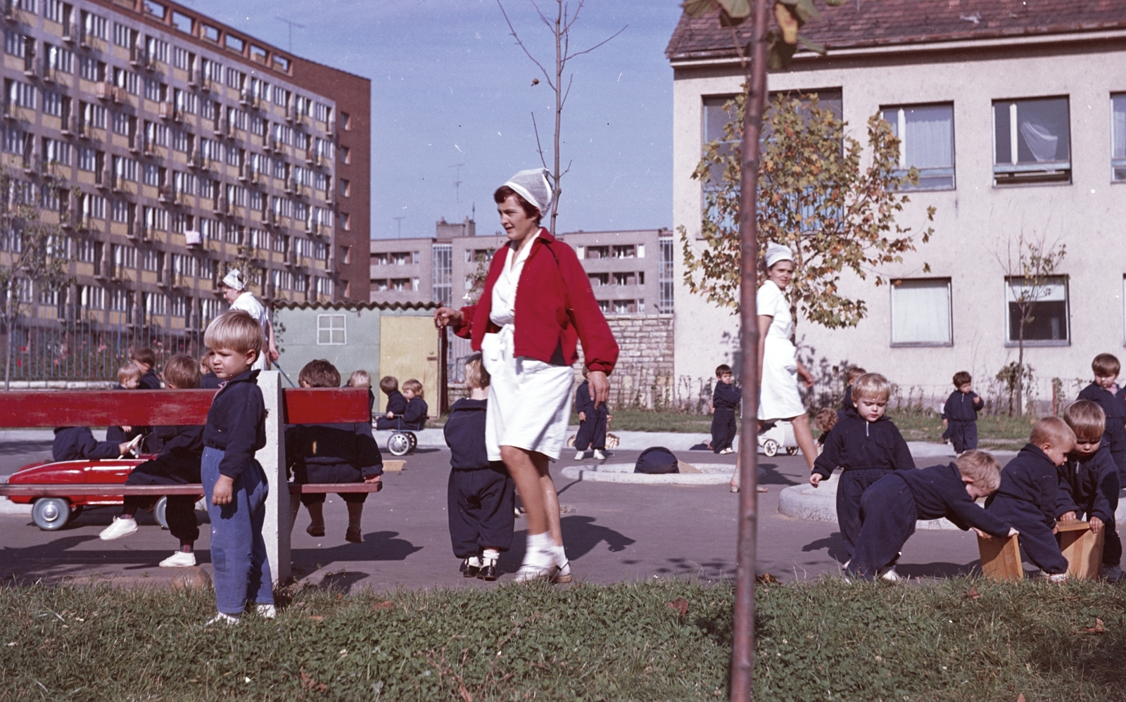 Hungary, Uránváros, Pécs, bölcsöde a Bánki Donát utca felől nézve, balra egy Zipernovszky Károly utcai, hátul egy Esztergár Lajos utca (39-es dandár út)i ház., 1968, Építésügyi Dokumentációs és Információs Központ, VÁTI, colorful, Fortepan #31040