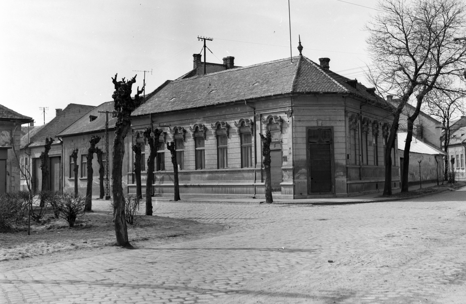 Magyarország, Kecskemét, Munkácsy Mihály utca - Tompa Mihály utca sarok., 1975, Építésügyi Dokumentációs és Információs Központ, VÁTI, kockakő, Fortepan #31047