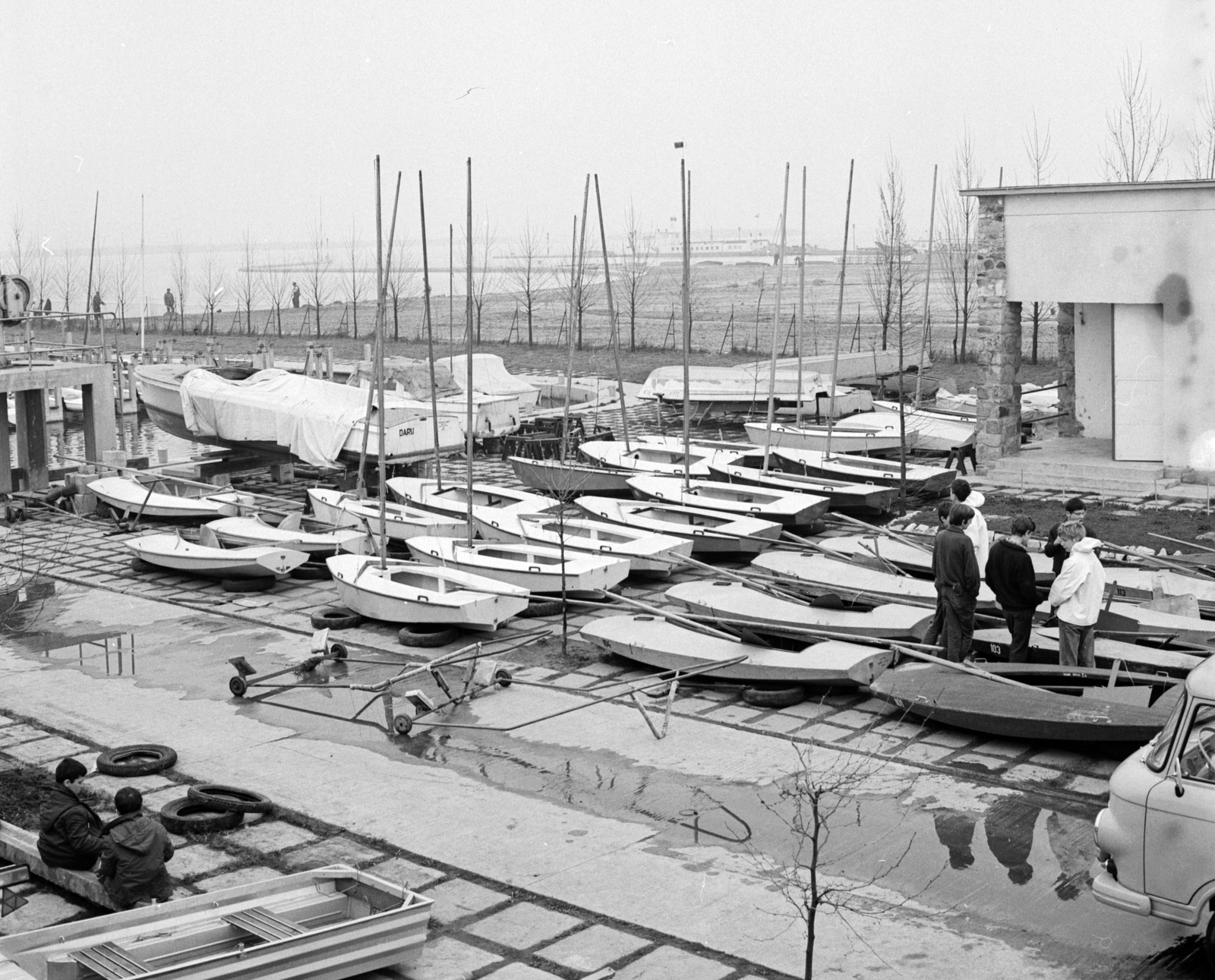 Magyarország, Velencei-tó, Agárd, Velencei tavi Vizisport Iskola., 1971, Építésügyi Dokumentációs és Információs Központ, VÁTI, vitorláshajó, Barkas-márka, Fortepan #31051