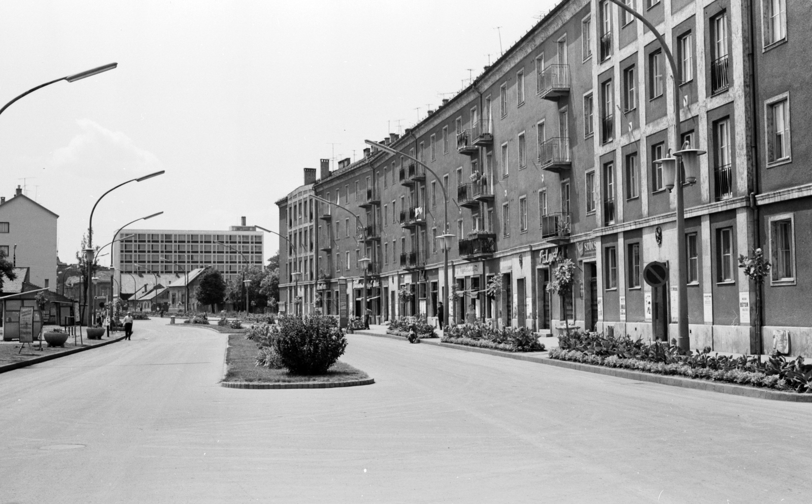 Hungary, Szolnok, Boldog Sándor István (Ságvári Endre) körút a Városközpont felé nézve, háttérben a Pártház., 1966, Építésügyi Dokumentációs és Információs Központ, VÁTI, street view, Fortepan #31052