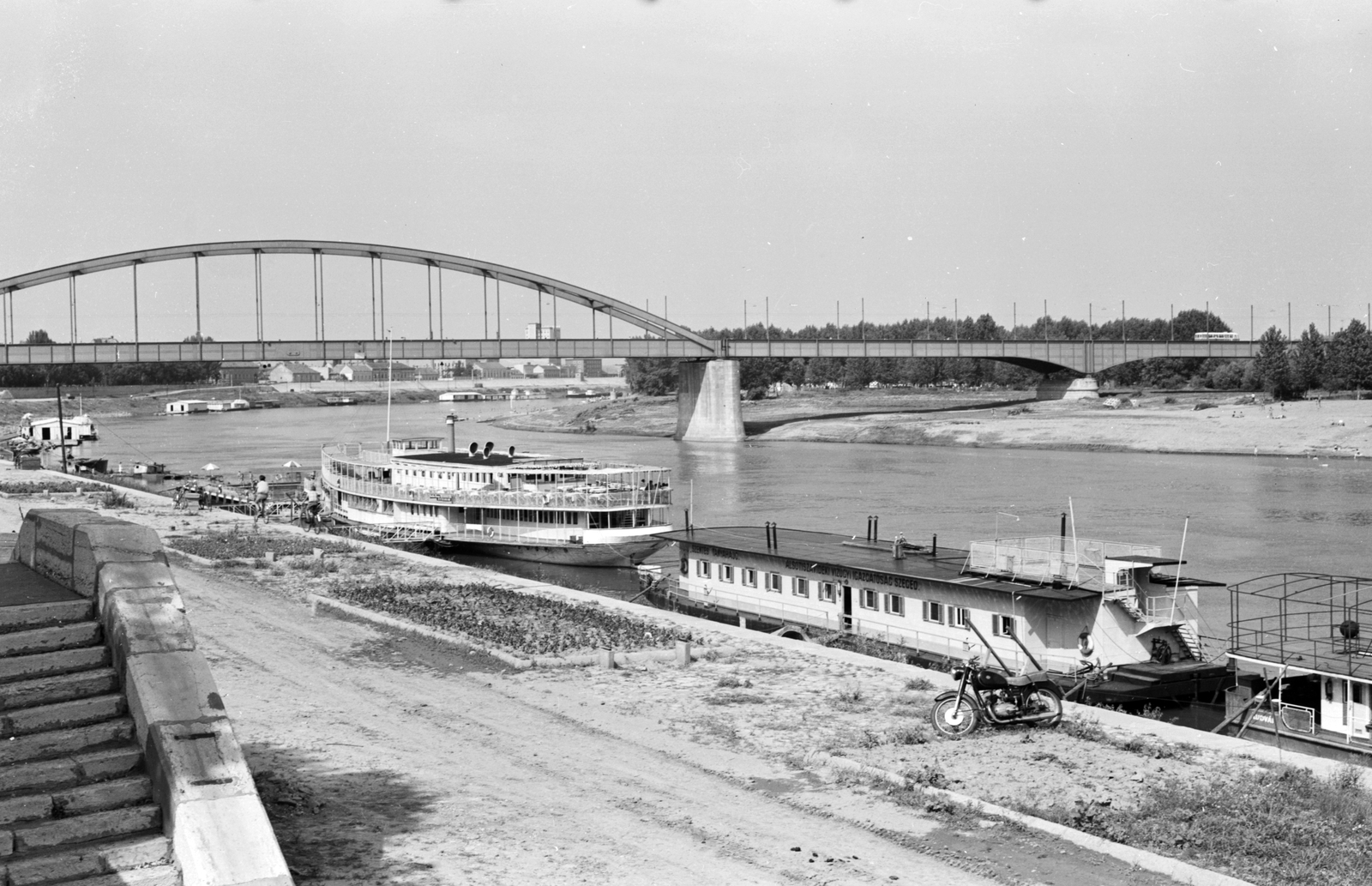 Magyarország, Szeged, Tisza-part és a Belvárosi híd a Somogyi utca torkolatától nézve., 1966, Építésügyi Dokumentációs és Információs Központ, VÁTI, hajó, híd, Csepel-márka, folyópart, rakpart, Szőke Tisza I./Táncsics/Szent Gellért hajó, Mihailich Győző-terv, Fortepan #31056