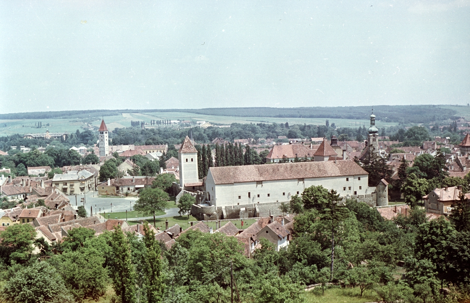 Hungary, Kőszeg, balra az evangélikus templom tornya, középen a Jurisics-vár, jobbra a Szent Imre-templom tornya., 1963, Építésügyi Dokumentációs és Információs Központ, VÁTI, colorful, picture, Fortepan #31066