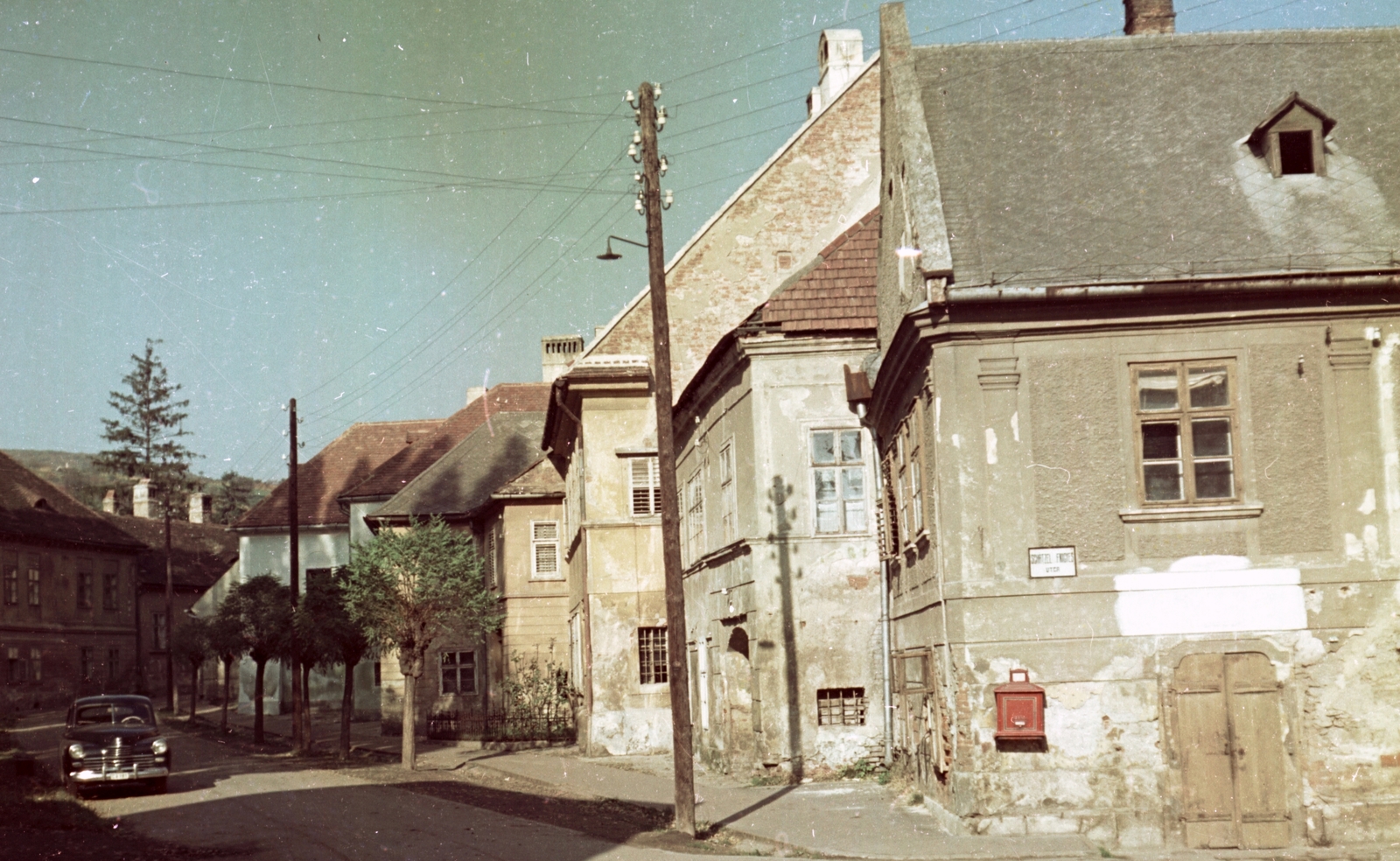 Hungary, Kőszeg, Rajnis (Beloiannisz) utca - Táblaház (Schätzel Frigyes) utca sarok. (balra van a vár bejárata), 1958, Építésügyi Dokumentációs és Információs Központ, VÁTI, colorful, Soviet brand, GAZ-brand, street view, letter box, automobile, M20 Pobeda, Fortepan #31067