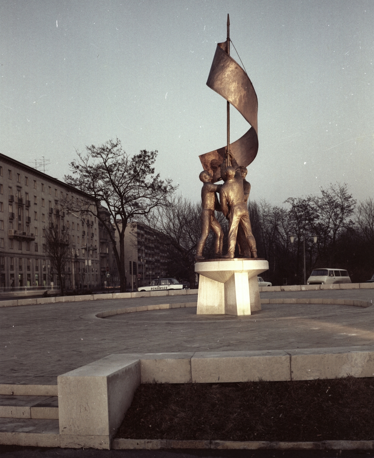 Hungary, Győr, Bisinger József (Dimitrov) sétány, Felszabadulási emlékmű., 1976, Építésügyi Dokumentációs és Információs Központ, VÁTI, colorful, monument, Fortepan #31077