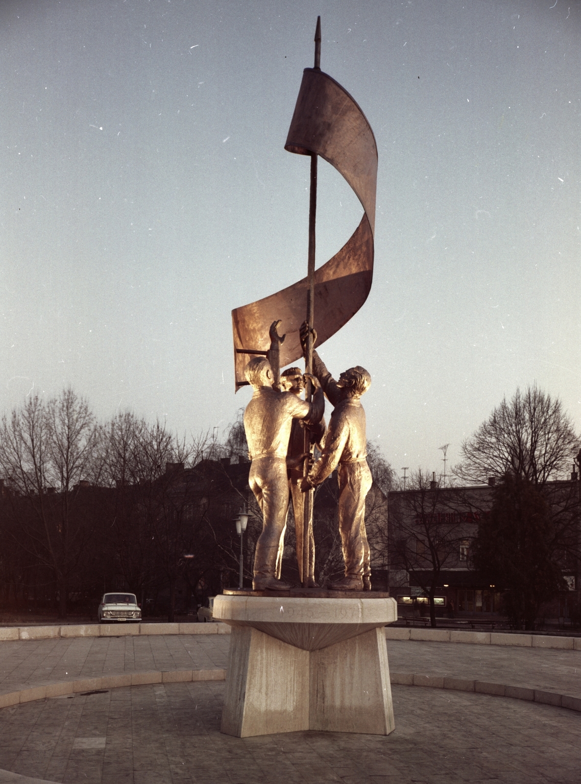 Magyarország, Győr, Bisinger József (Dimitrov) sétány, Felszabadulási emlékmű., 1976, Építésügyi Dokumentációs és Információs Központ, VÁTI, színes, emlékmű, Fortepan #31078