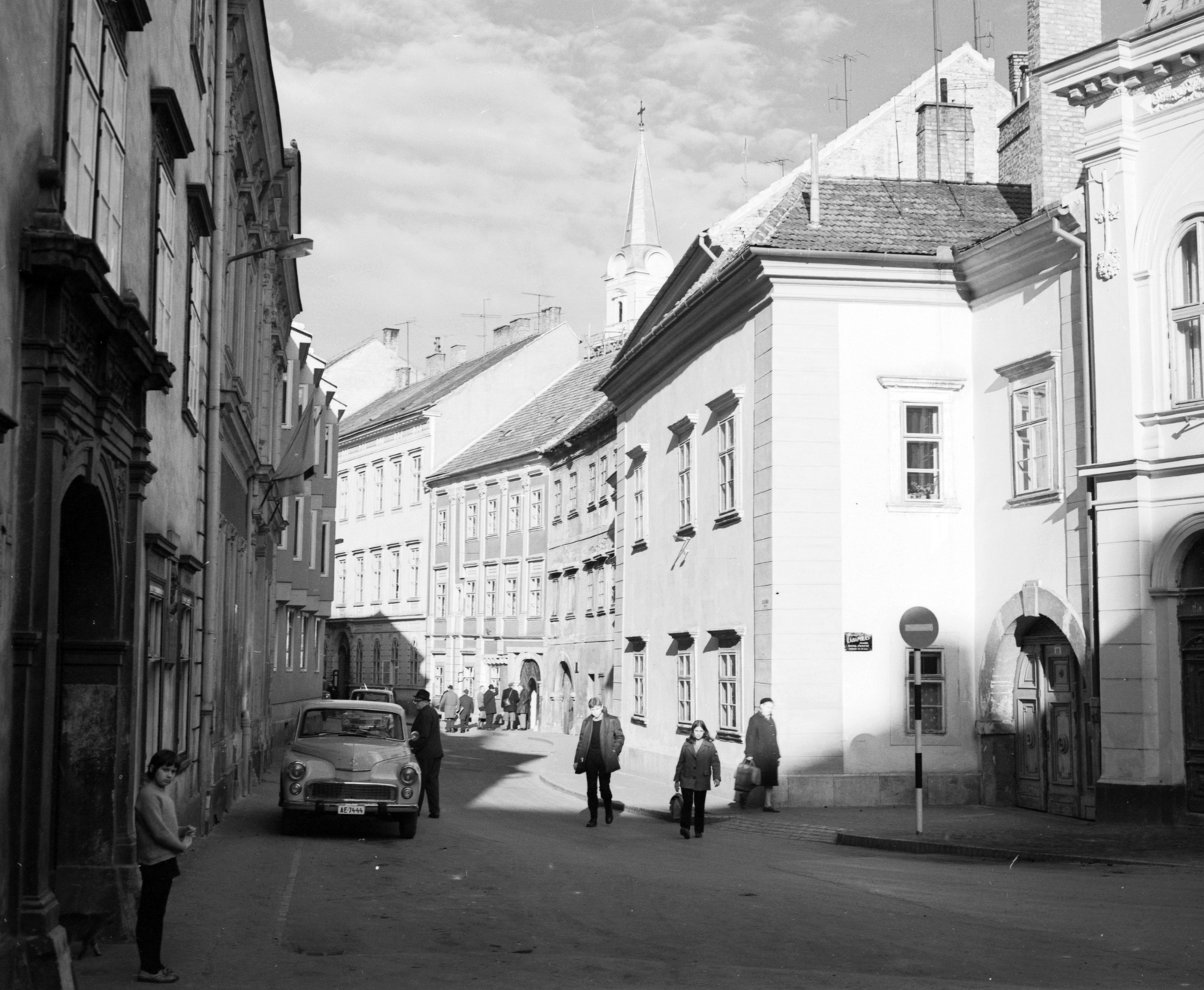 Hungary, Sopron, Szent György utca a Hátsókapu felől a Fő (Beloiannisz) tér felé nézve., 1970, Építésügyi Dokumentációs és Információs Központ, VÁTI, number plate, Fortepan #31079