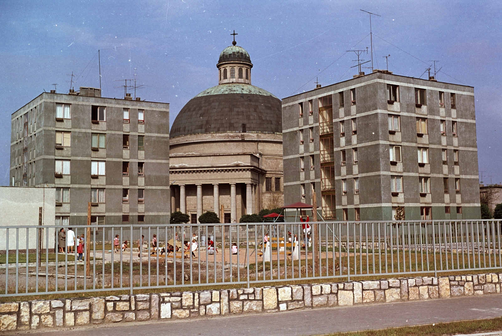 Hungary, Székesfehérvár, Horvát István lakótelep, óvoda, háttérben a Prohászka Ottokár emléktemplom., 1966, Építésügyi Dokumentációs és Információs Központ, VÁTI, church, colorful, dome, Fortepan #31091